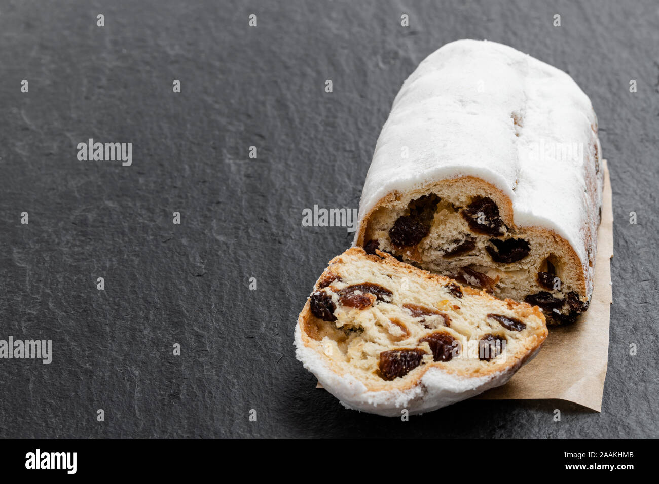 Traditionelle Stollen Obst Kuchen auf schwarzen Stein Tabelle Stockfoto