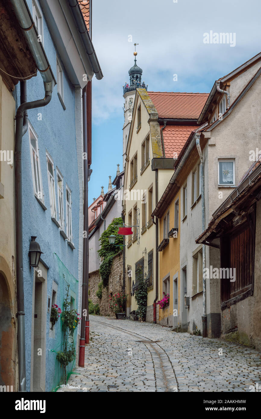Blick auf eine schmale Straße mit traditionellen bunten Häusern in der mittelalterlichen Altstadt von Rothenburg ob der Tauber, Teil der Romantischen Straße in Deutschland. Stockfoto