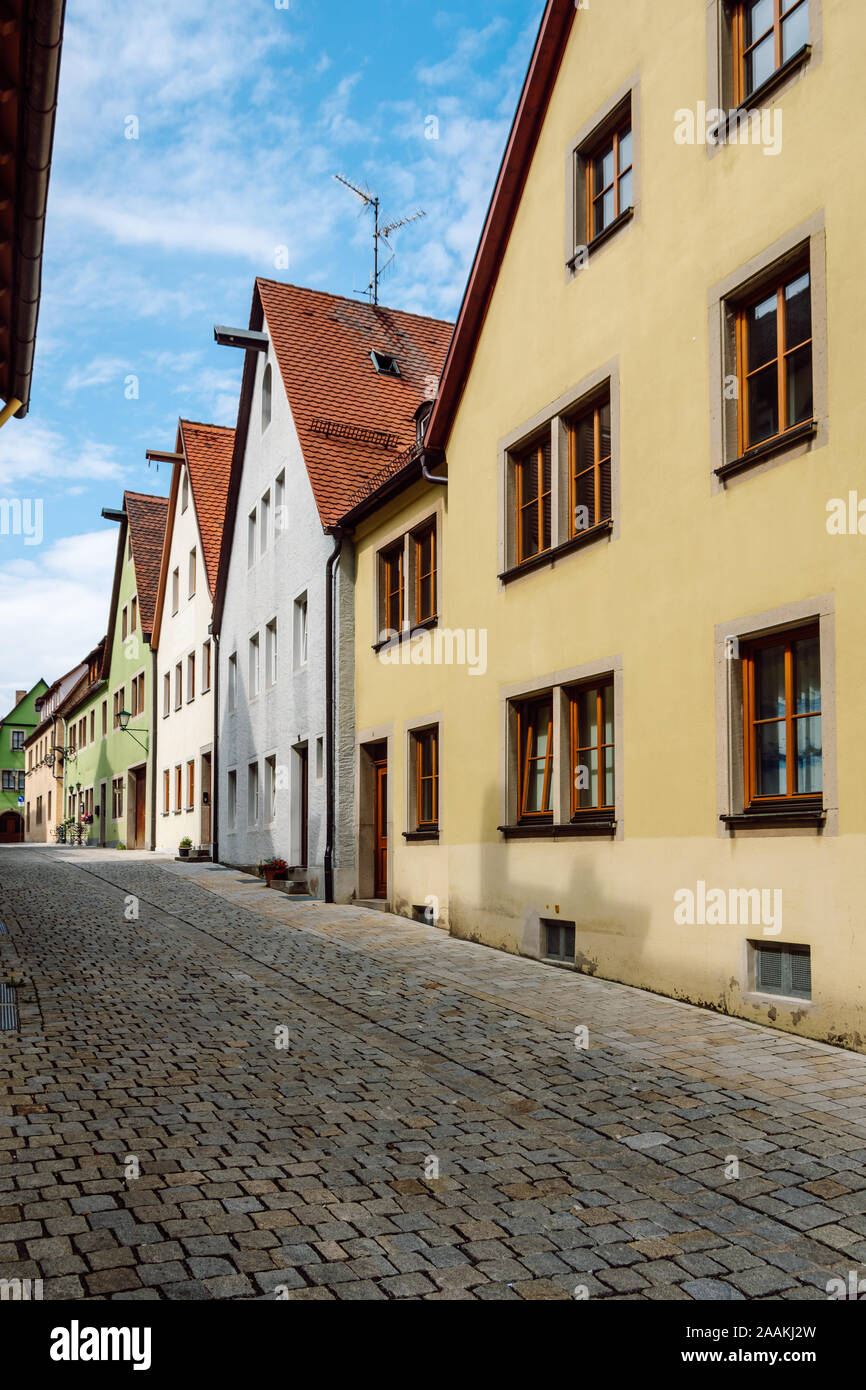 Eine typische gepflasterte Gasse mit bunten traditionellen Häuser für die mittelalterliche Stadt Rothenburg o.d. Tauber an der berühmten Romantischen Straße entfernt. Stockfoto