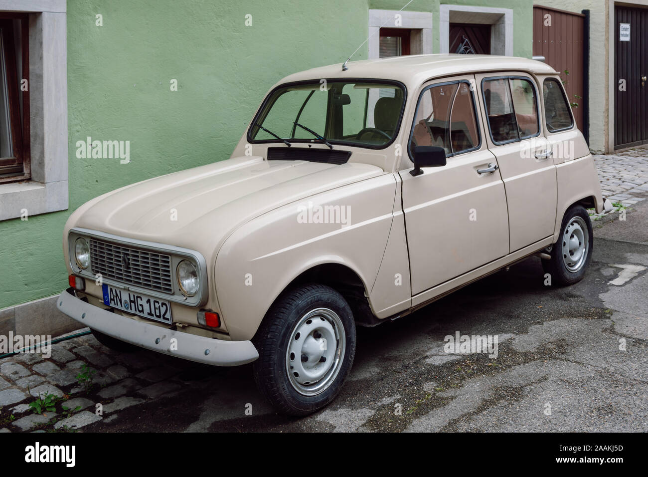 Blick auf die klassischen Renault 4 auf der Straße geparkt, es handelt sich um eine Limousine Wirtschaft des französischen Automobilherstellers Renault produziert zwischen 1961 und 1994. Stockfoto