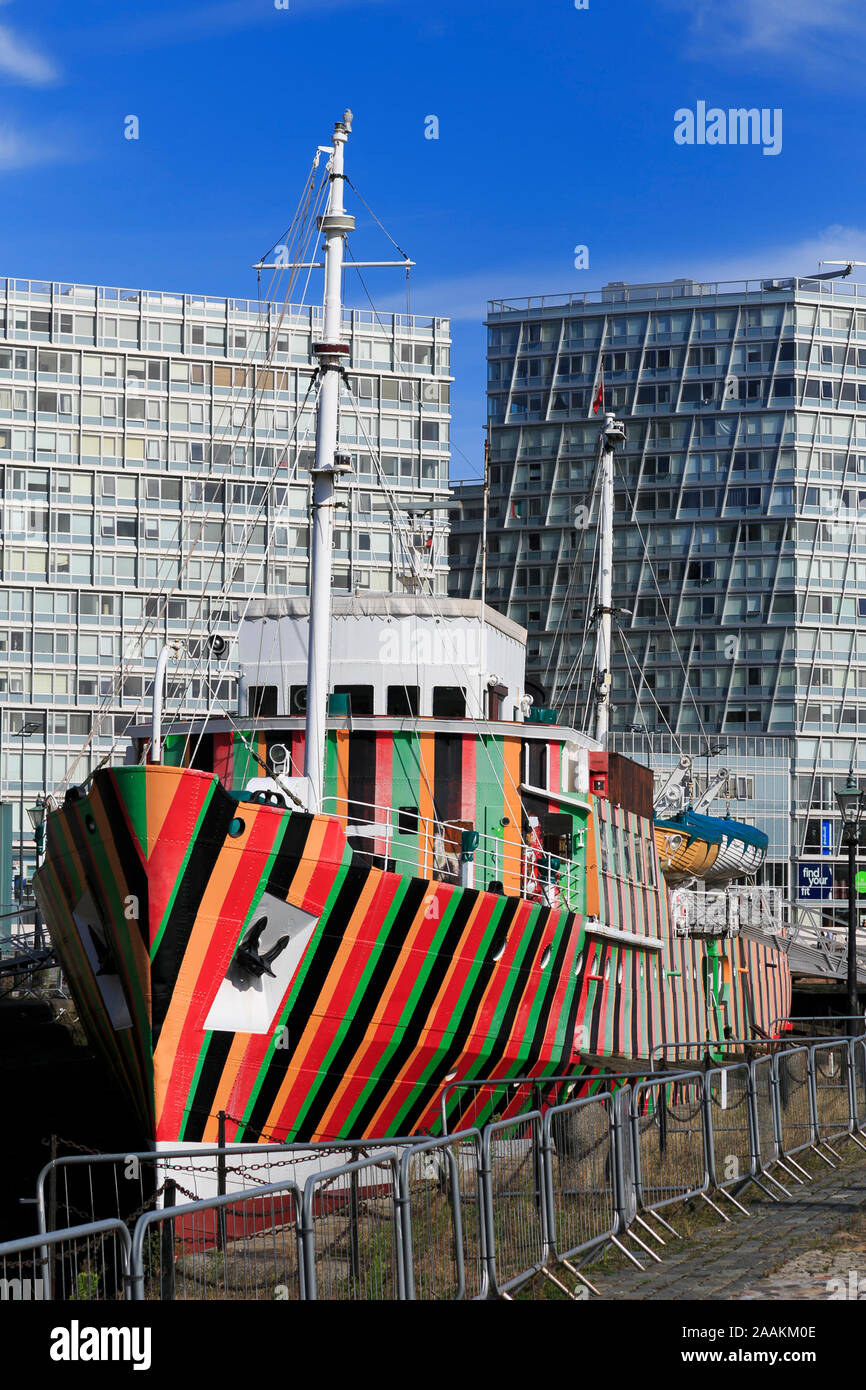 Dazzle Schiff in Canning Dock, Liverpool, England, Vereinigtes Königreich Stockfoto