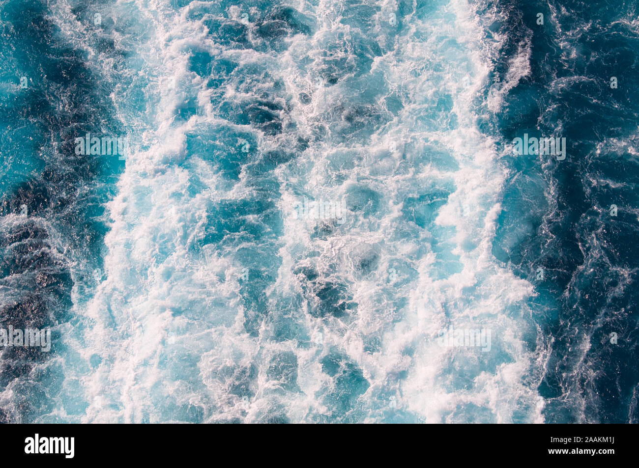 Wirbelnden weißen Wasser in einem Schiffe wecken Stockfoto