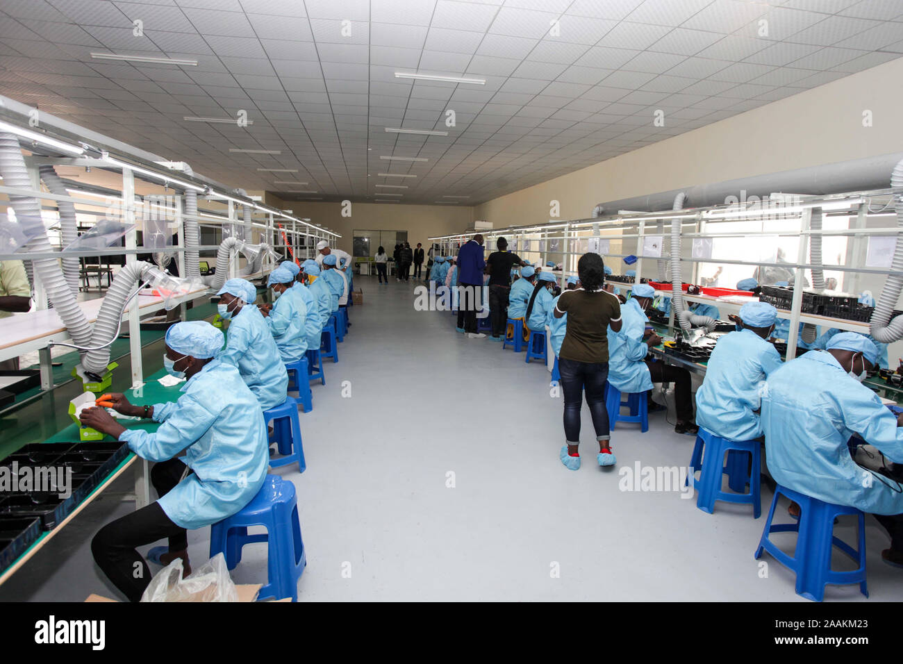 (191122) - mukono (Uganda), November 22, 2019 (Xinhua) - Mitarbeiter arbeiten in der Fabrik von engo Holdings Group begrenzt bei Namanve Industrial Park in Mukono, Uganda, an November 22, 2019. Chinesische Elektronikkonzern Engo Holdings Group Limited, am Freitag eröffnete ein 5 Mio. US-Dollar Fabrik in Uganda, die Handys und Laptops herstellen. (Foto durch Hajarah Nalwadda/Xinhua) Stockfoto