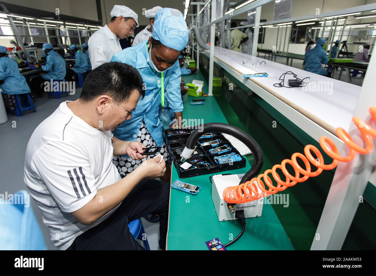 (191122) - mukono (Uganda), November 22, 2019 (Xinhua) - Mitarbeiter phones in der Fabrik von engo Holdings Group begrenzt bei Namanve Industrial Park in Mukono, Uganda montieren, an November 22, 2019. Chinesische Elektronikkonzern Engo Holdings Group Limited, am Freitag eröffnete ein 5 Mio. US-Dollar Fabrik in Uganda, die Handys und Laptops herstellen. (Foto durch Hajarah Nalwadda/Xinhua) Stockfoto