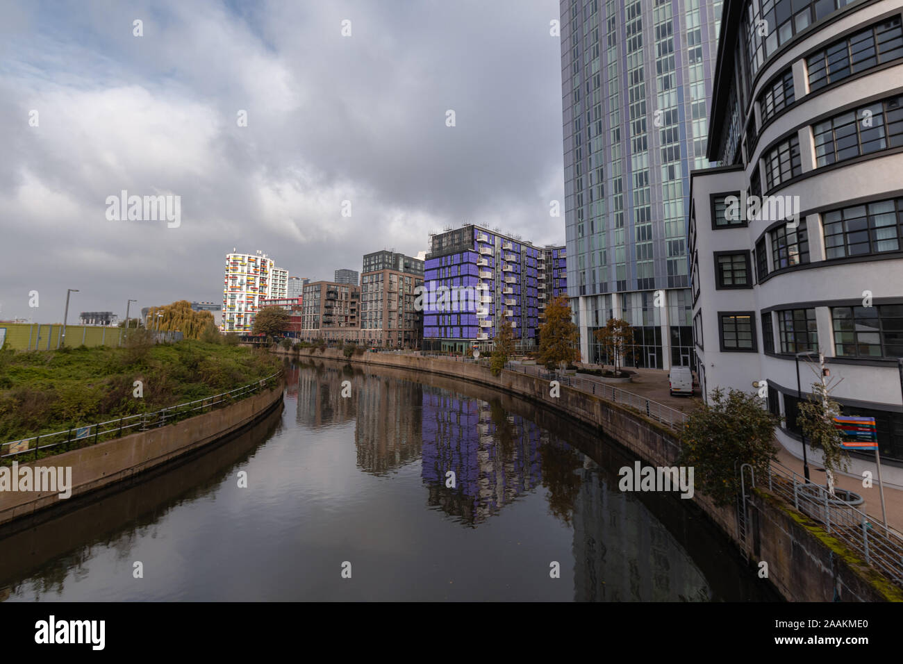 Stratford, London - November 2019: Gebäude in der Nähe der Kanal im Wasser widerspiegelt, einige von ihnen sind renoviert Stockfoto