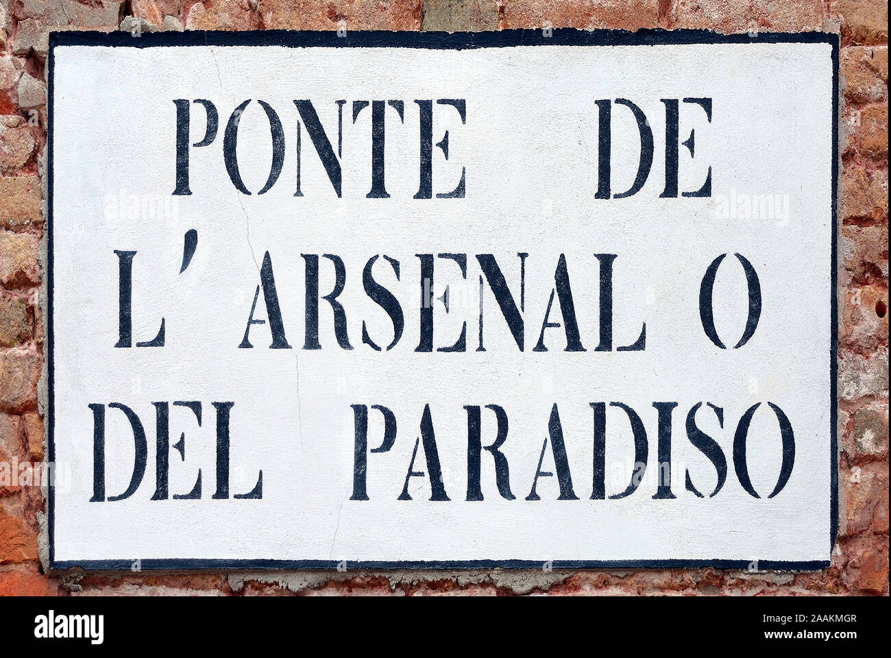 Straßenschild von der Ponte de l'Arsenal del Paradiso an der historischen venezianischen Arsenal im Stadtteil Castello in Venedig - Italien. Stockfoto
