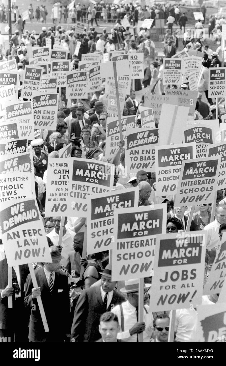 Die Demonstranten auf der Straße halten Schilder beim Marsch auf Washington marschieren für Jobs und Freiheit, Washington, D.C., USA, Foto: Marion S. Trikosko, 28. August 1963 Stockfoto