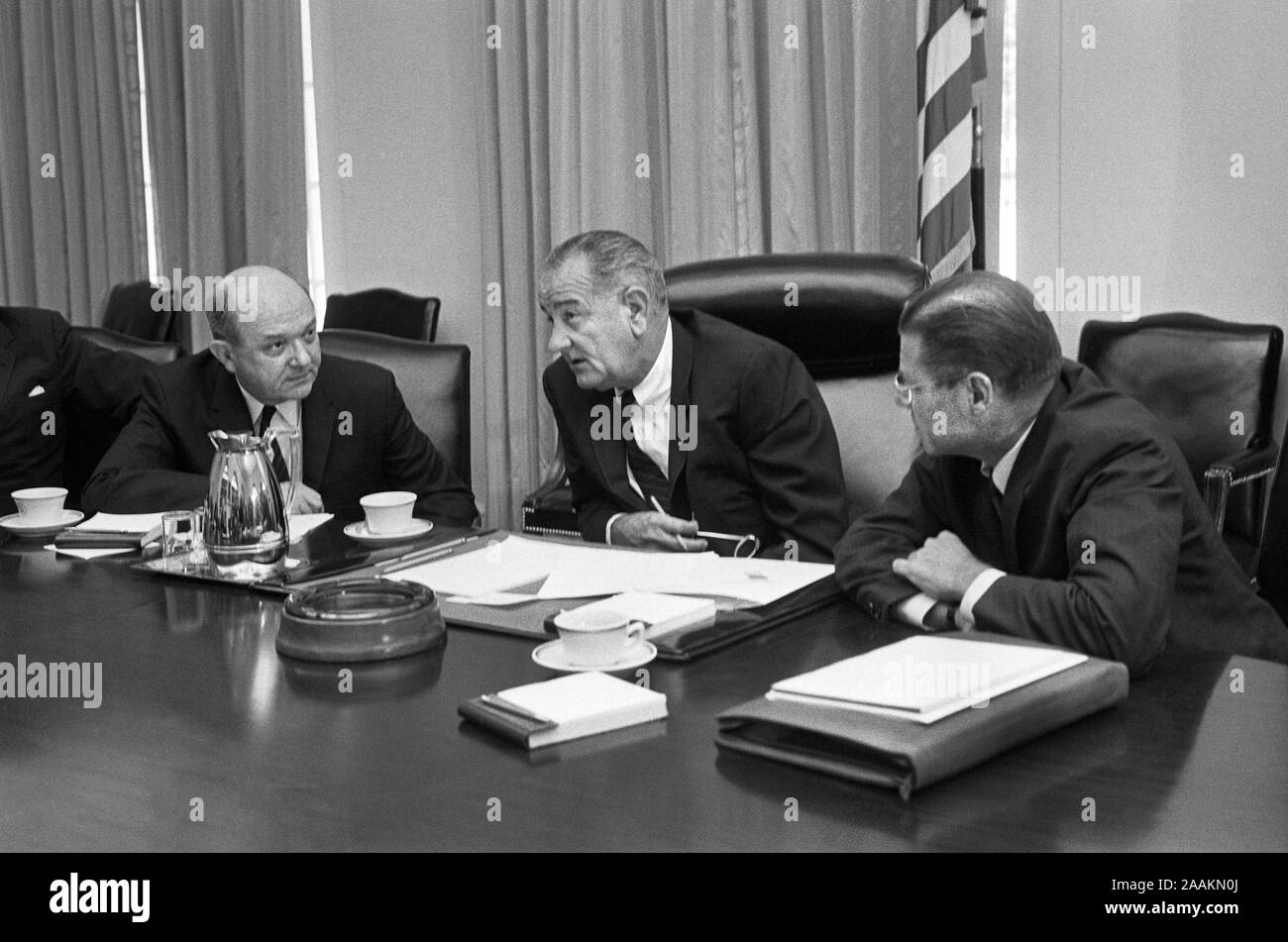 Us-Verteidigungsminister Robert McNamara (rechts), der US-Präsident Lyndon Johnson und US-Außenminister Dean Rusk, an einem Tisch nach McNamara's Rückkehr aus Südvietnam, Washington, D.C., USA, Foto von Warren K. Leffler, Juli 21, 1965 Sitzen Stockfoto