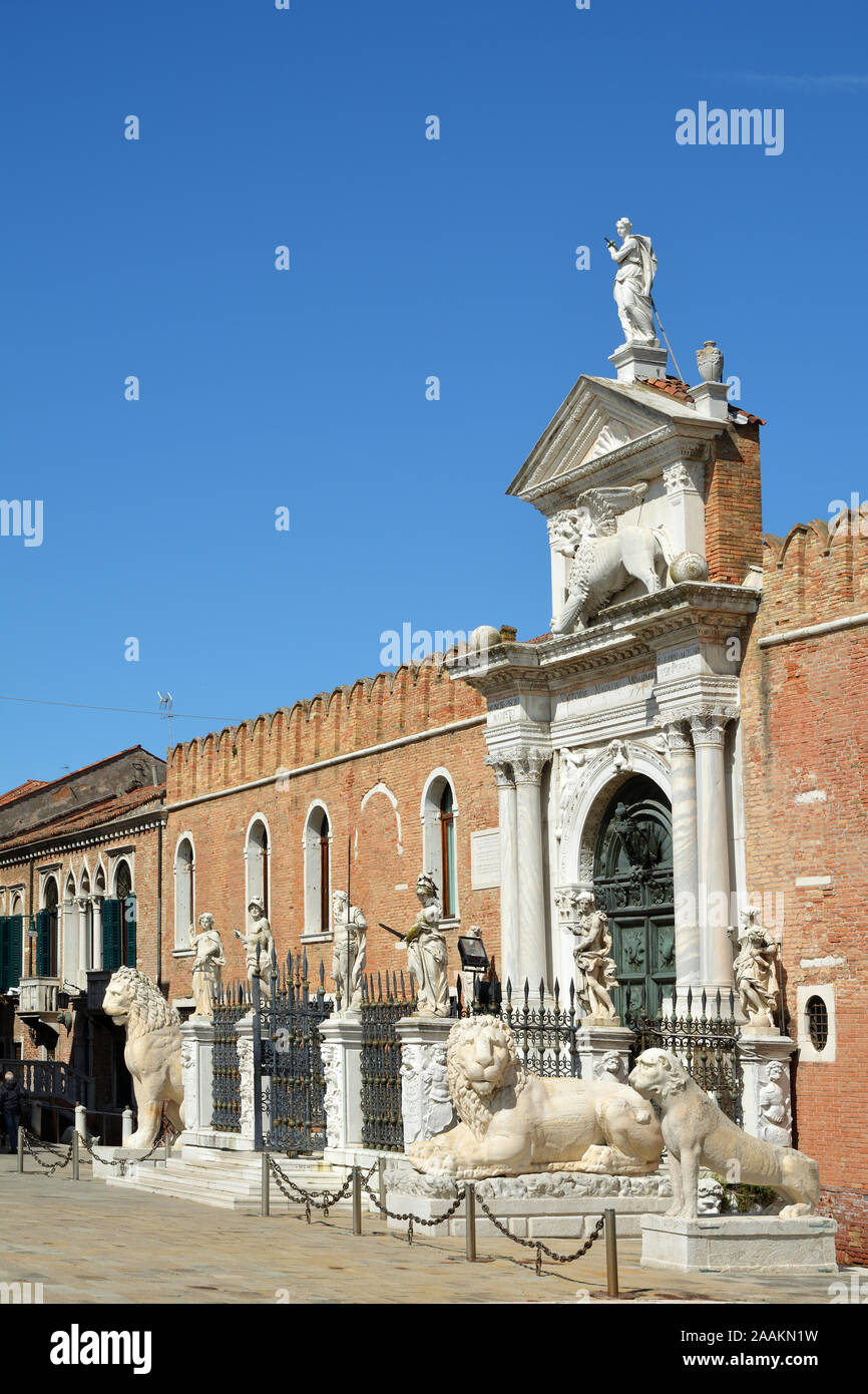 Eingang zum historischen venezianischen Arsenal und Naval Museum im Stadtteil Castello in Venedig - Italien. Stockfoto