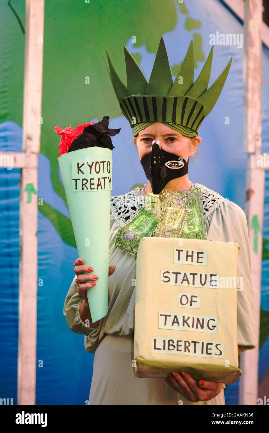 Ein Demonstrant verkleidet als die Freiheitsstatue An der ICount, Klimawandel Rallye außerhalb der Amerikanischen Botschaft in London, November 2006, UK. Eine Antwort Stockfoto