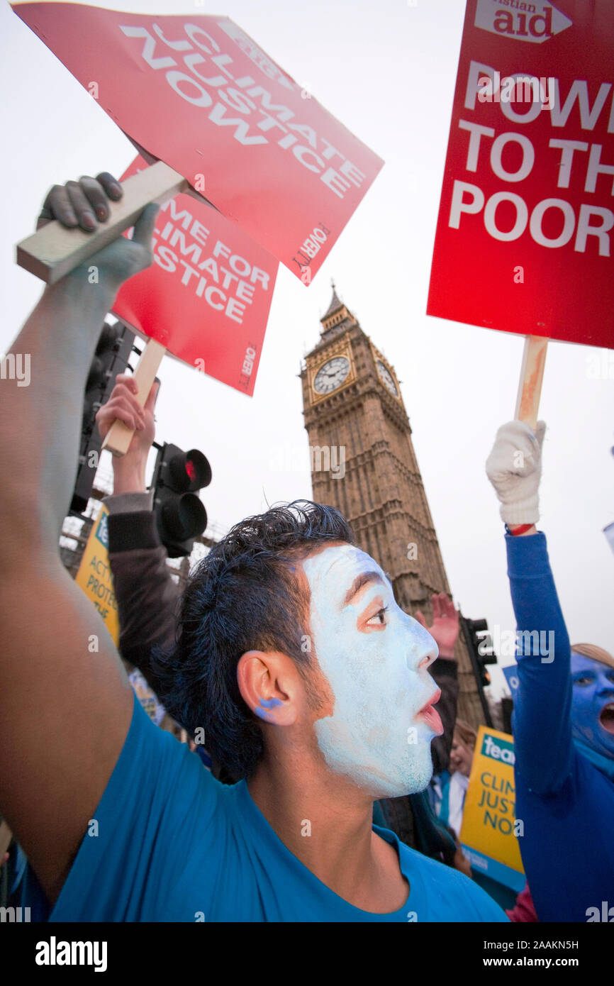 Die Stop Climate Chaos Koalition, Wave Protest unter den Big Ben. Eine Demonstration gegen den Klimawandel, dass 50.000 Menschen angezogen. Stockfoto