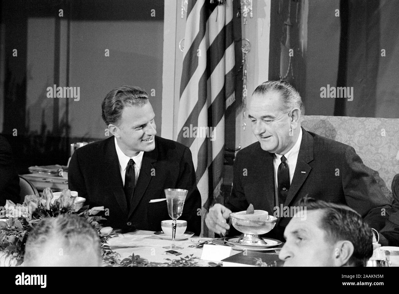 Reverend Billy Graham mit US-Präsident Lyndon Johnson bei der jährlichen Presidential Gebetsfrühstück, Washington, D.C., USA, Foto: Marion S. Trikosko, 5. Februar 1964 Stockfoto
