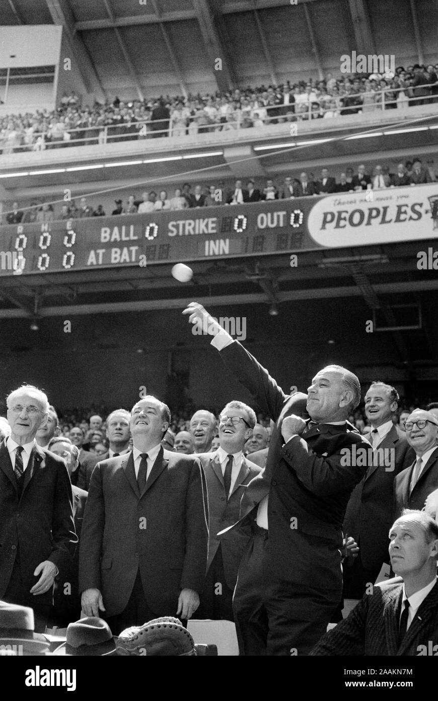 Us-Präsident Lyndon Johnson wirft die erste Kugel an der öffnung Tag Baseball Spiel, Washington, D.C., USA, Fotografin Marion S. Trikosko, Warren K. Leffler, 12. April 1965 Stockfoto