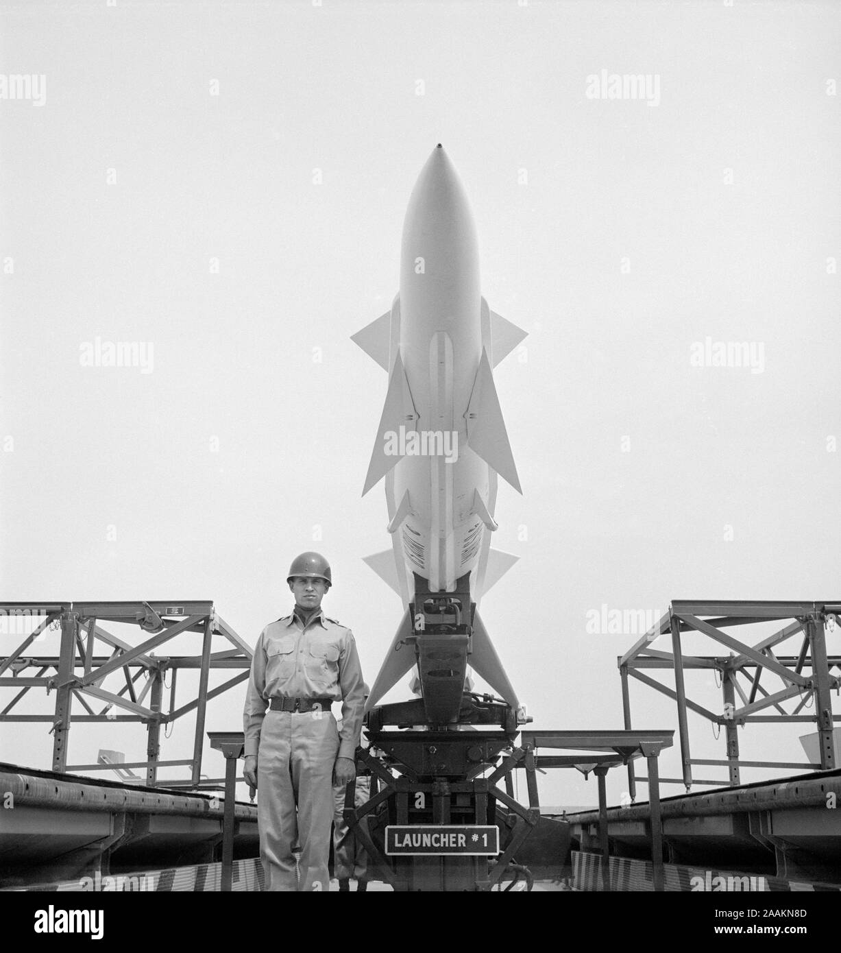 Armee Soldat Wache während Nike Missile Installation, Lorton, Virginia, USA, Foto: Thomas J. O'Halloran, Mai 1955 Stockfoto