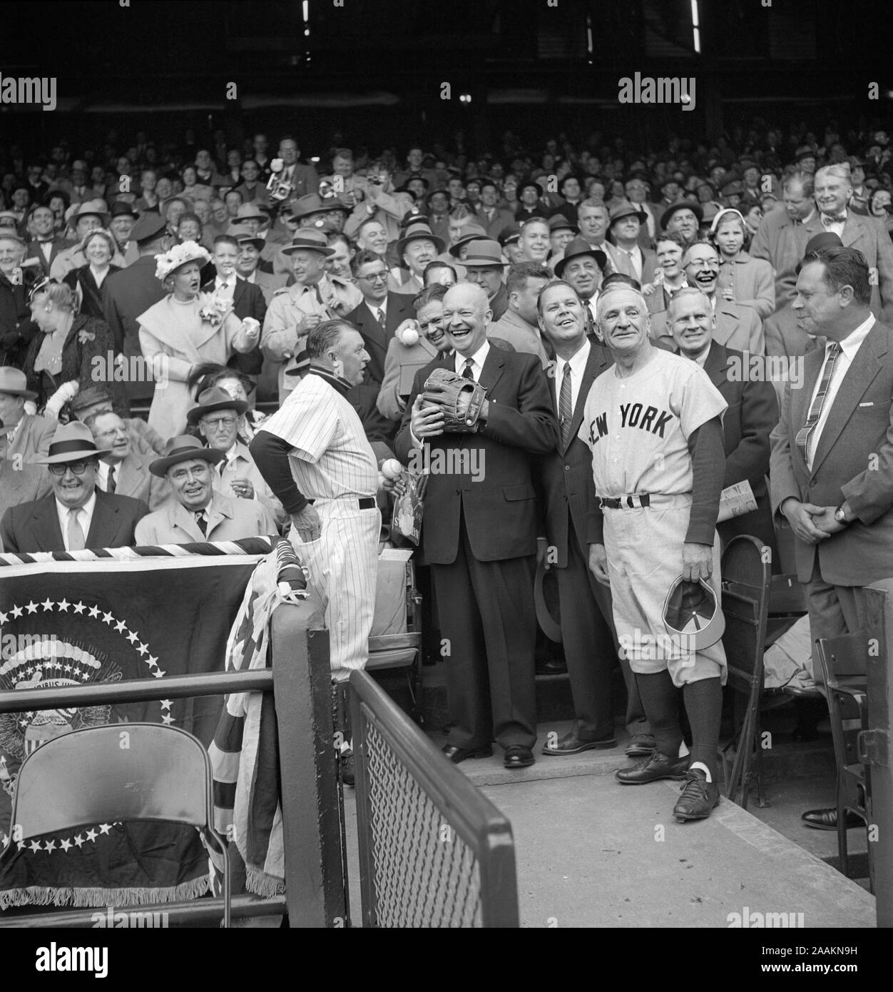 Us-Präsident Dwight Eisenhower fertig zu werfen, den ersten Ball von Öffnung Tag Baseball Spiel zwischen Washington Senatoren und New York Yankees, Yankees Manager Casey Stengel nach rechts, Senatoren Manager Chuck Dressen zu linken, Washington, D.C., USA, Foto von Warren K. Leffler, 17. April 1956 Stockfoto