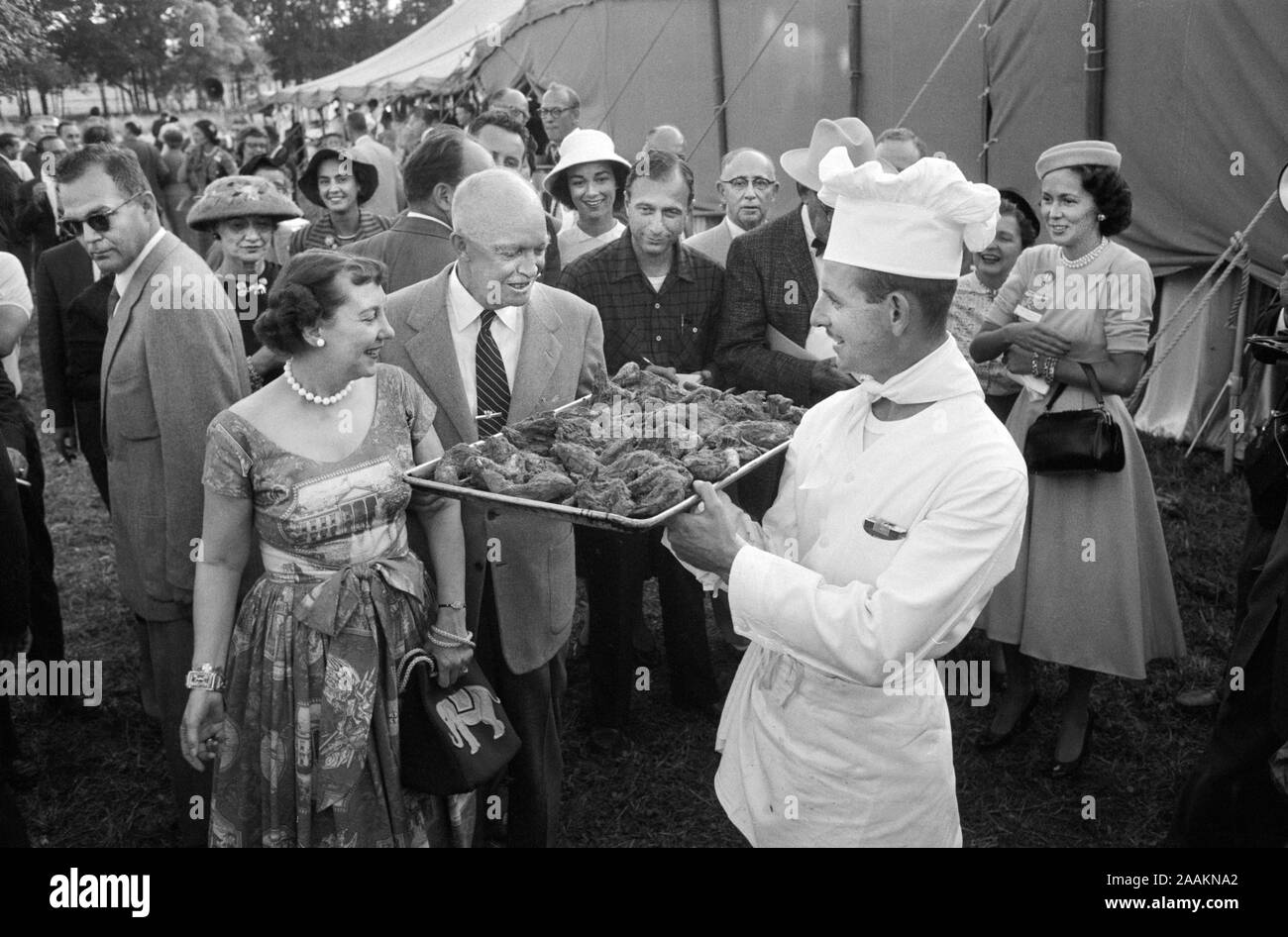 Us-Präsident Dwight Eisenhower und First Lady Mamie Eisenhower Presidential Campaign Kick-Off Picknick auf ihrer Farm, Gettysburg, Pennsylvania, USA, Foto: Thomas J. O'Halloran, 12. September 1956 Stockfoto