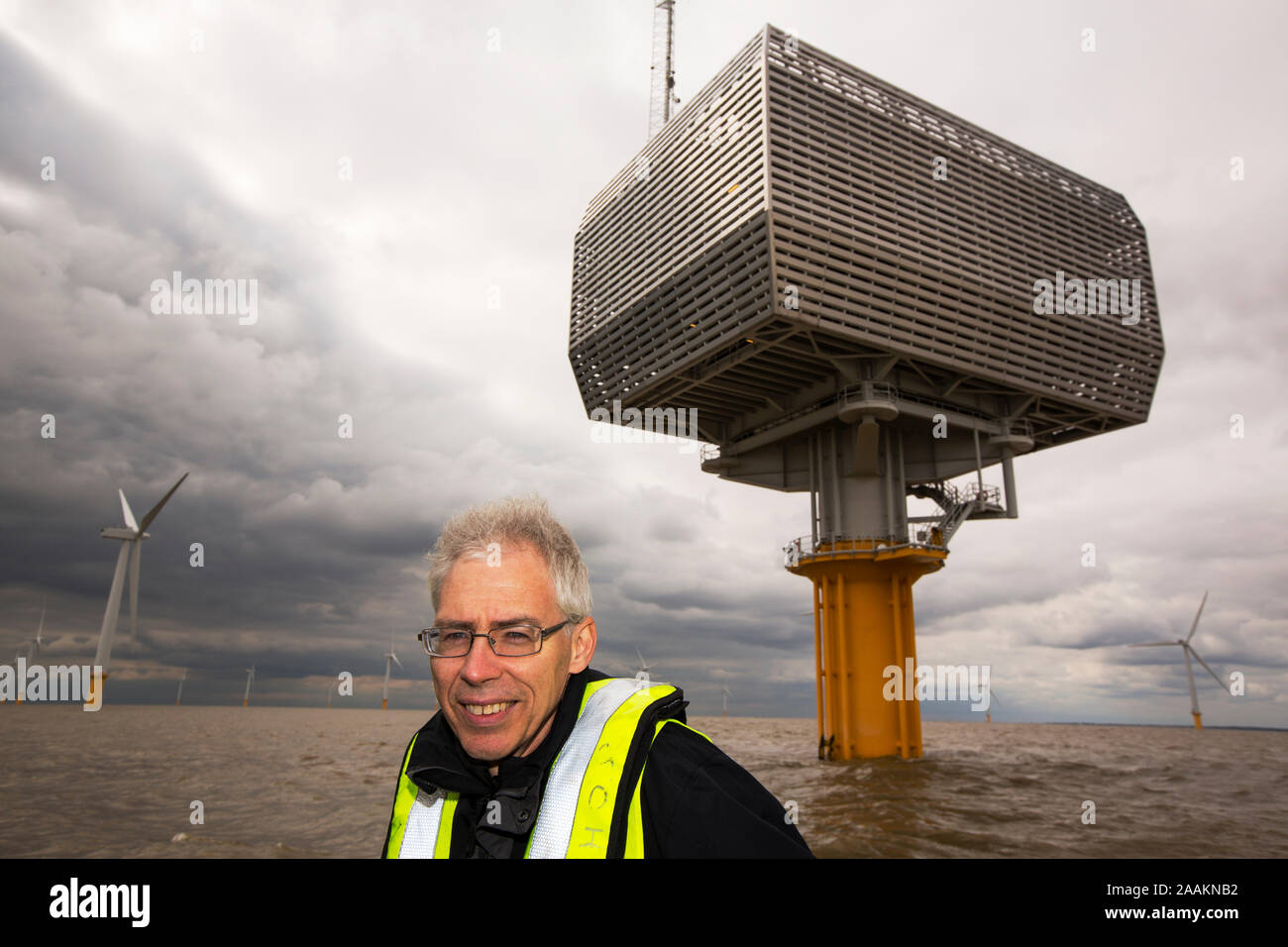 Doug Parr, der leitende Wissenschaftler für Greenpeace UK bei Gunfleet Sands Offshore Wind Farm. Es besteht aus 48 Turbinen aus Brightlingsea, Essex, UK, und hat Stockfoto