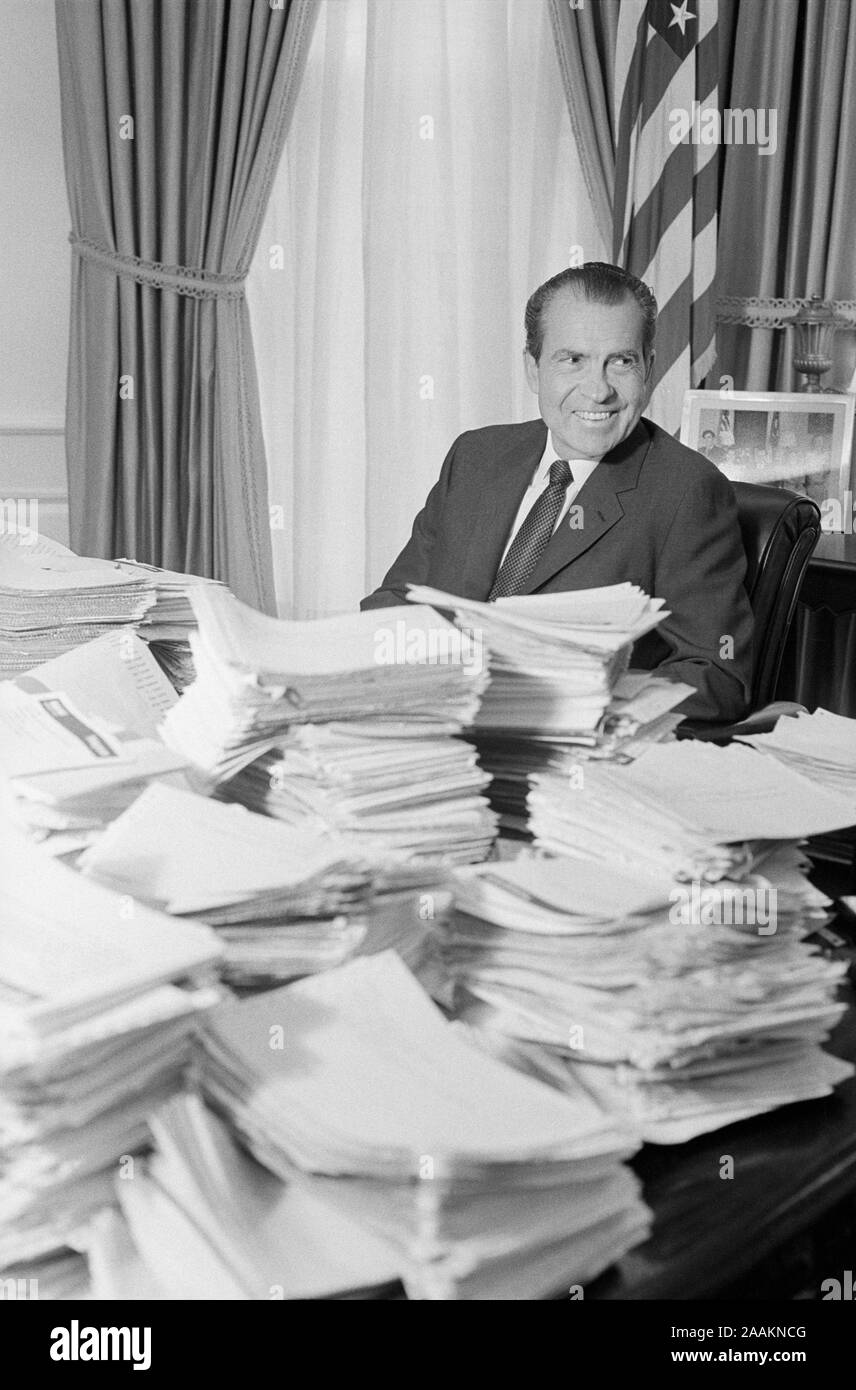 Us-Präsident Richard Nixon mit Stapeln von Telegrammen nach dem Krieg Rede, White House, Washington, D.C., USA, Foto von Warren K. Leffler, 4. November 1969 Stockfoto
