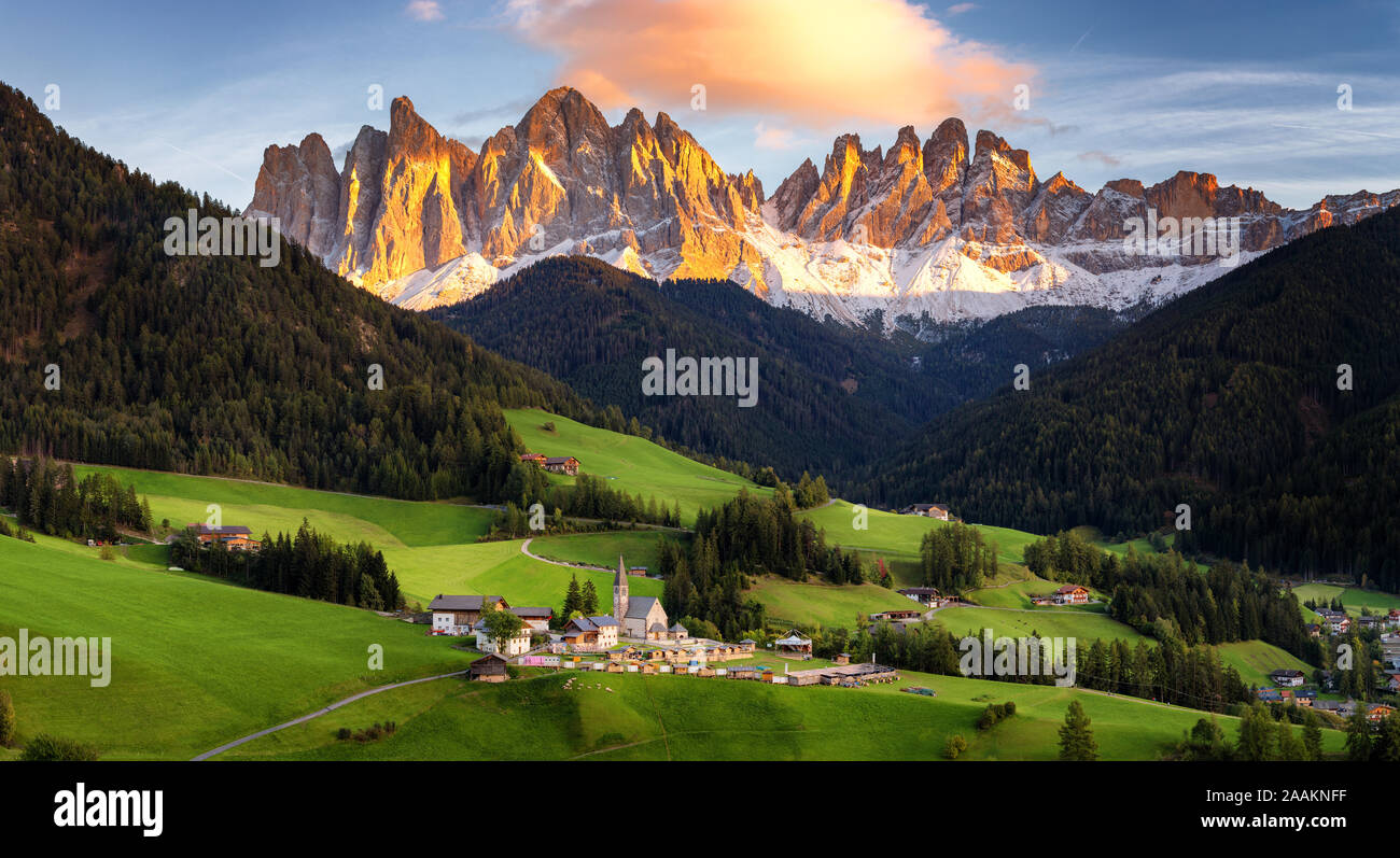 Berühmte besten alpinen Ort der Welt, Santa Maddalena (St. Magdalena) Dorf mit magischen Dolomiten Berge im Hintergrund, Val di Funes Tal, Tre Stockfoto