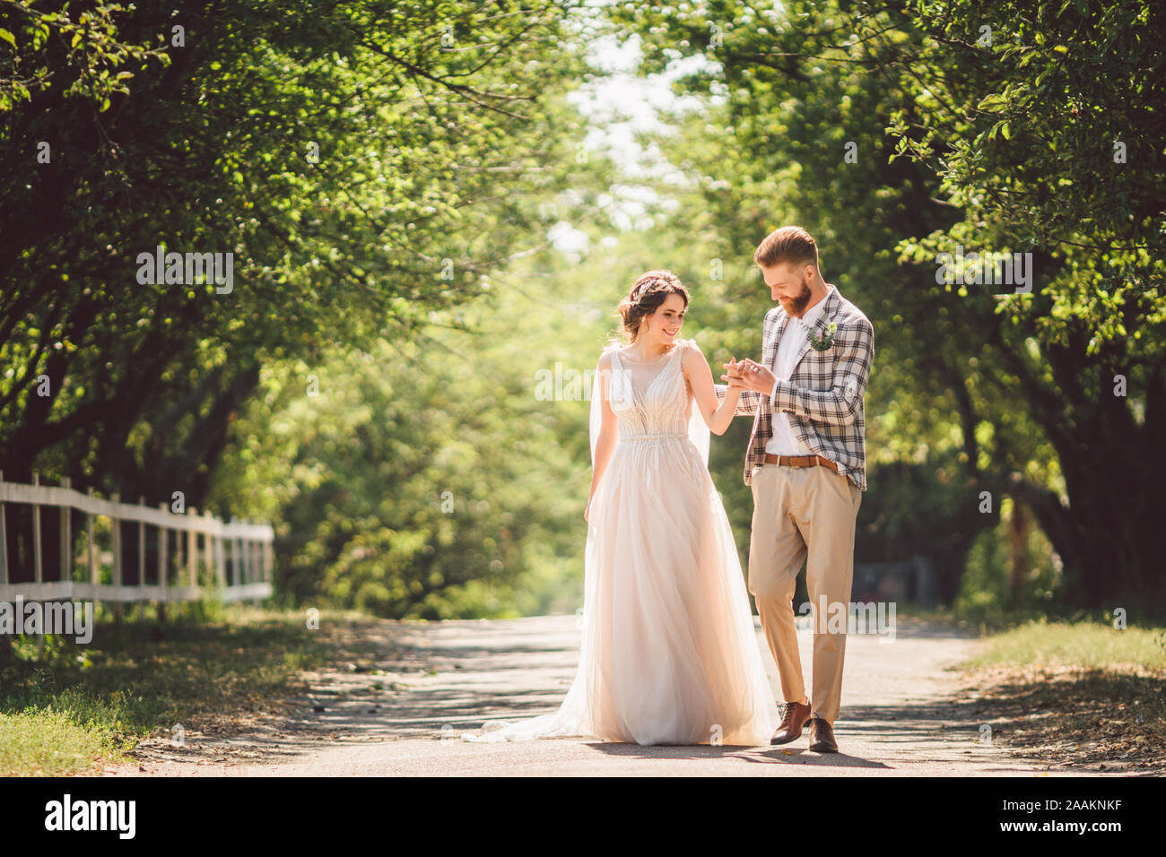 Paare Gehen Hand In Hand Stockfotos Und Bilder Kaufen Alamy