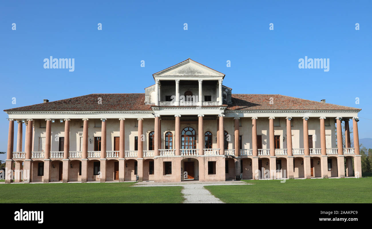 Cartigliano, VI, Italien - 27. Oktober 2019: riesige Villa genannt Morosini Cappello jetzt Sitz der lokalen Regierung im neoklassischen Stil Stockfoto