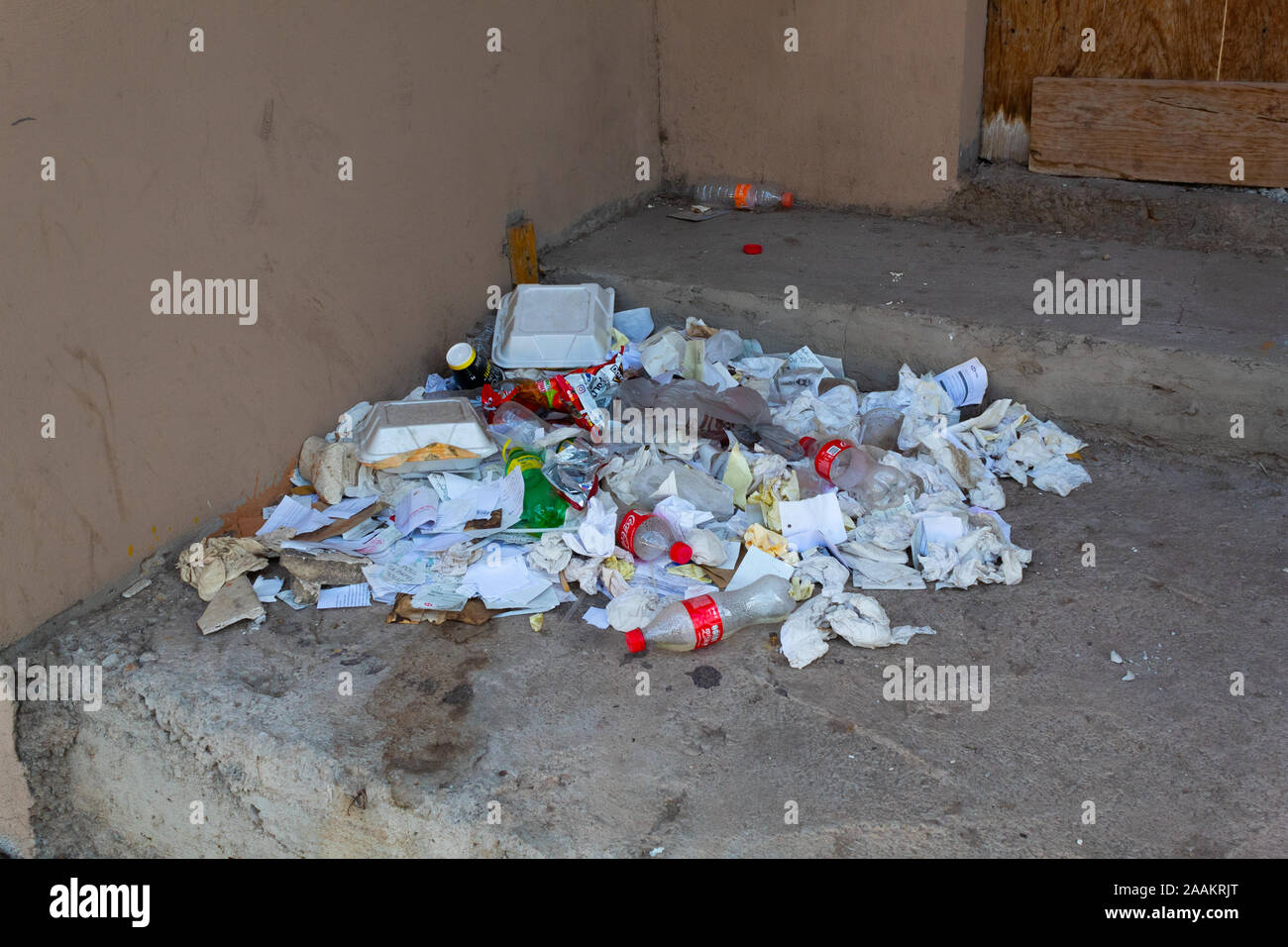 Culiacan, Sinaloa, Mexiko - 05 November 2019: Müll bis auf dem Bürgersteig angehäuft, ein Zeichen für die schlechte Ausbildung der Bevölkerung über Hygiene Stockfoto