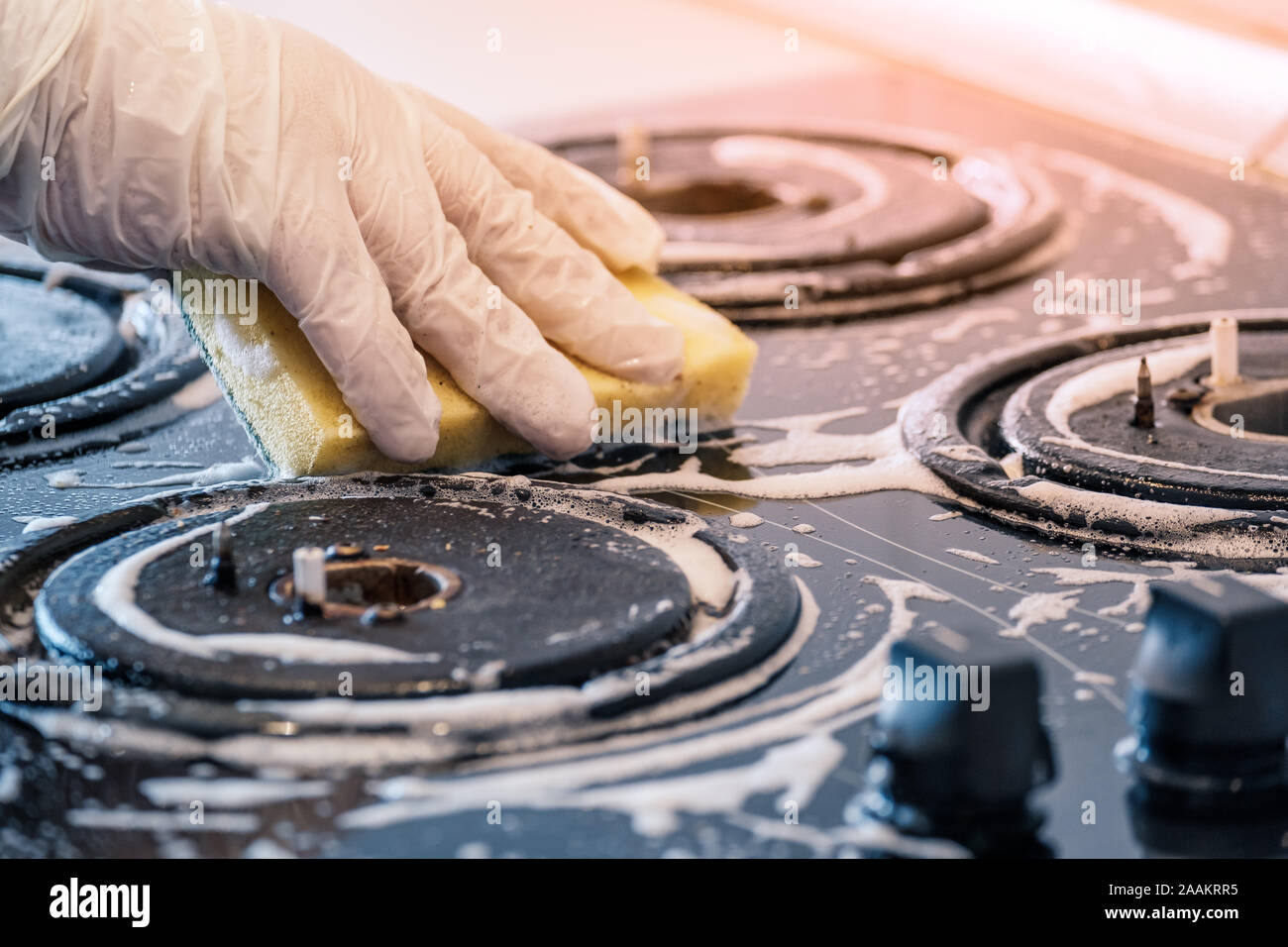 Reinigung einen Gasherd mit Küchengeräten, Haushalt Konzepte oder Hygiene und Reinigung. Stockfoto