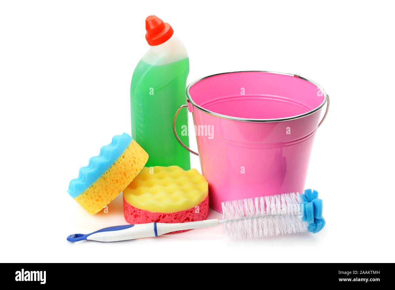 Eimer, Schwämme und chemische Produkte für die Reinigung auf weißem Hintergrund Stockfoto