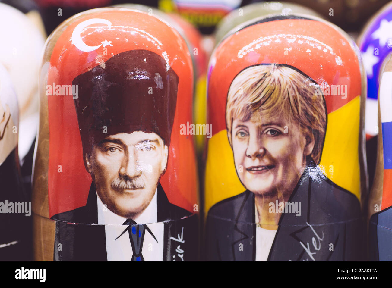 Angela Merkel und Mustafa Atatürk in Form von Russische Verschachtelung Puppen in einem Souvenirshop in Moskau. Die Beziehungen zwischen Deutschland und der Türkei. Stockfoto