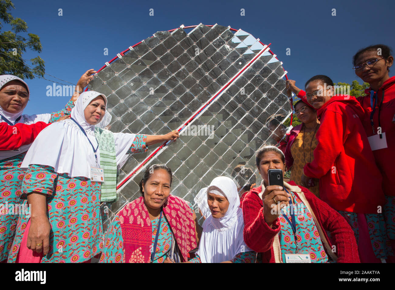 Indonesische Frauen vor einem Solarkocher, die Sie gelernt haben im Barefoot College zu errichten. Stockfoto