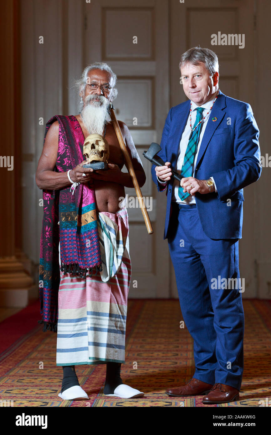 Edinburgh, Schottland. 22. November. 2019. Wani Uruwarige, Chief der antiken Sri Lankan Dschungel Wohnung Stamm den Vedda Menschen, nimmt an einer Feierstunde in der Universität von Edinburgh Playfair Bibliothek in Edinburgh. Die Universität eine Reihe von neun menschlichen Schädeln es vor über 100 Jahren erworben und stellte in ihrer anatomischen Sammlung untergebracht. Im Bild: (L-R) und Peter MathiesonPako Wanniya Uruwarige Mera/Alamy leben Nachrichten Stockfoto