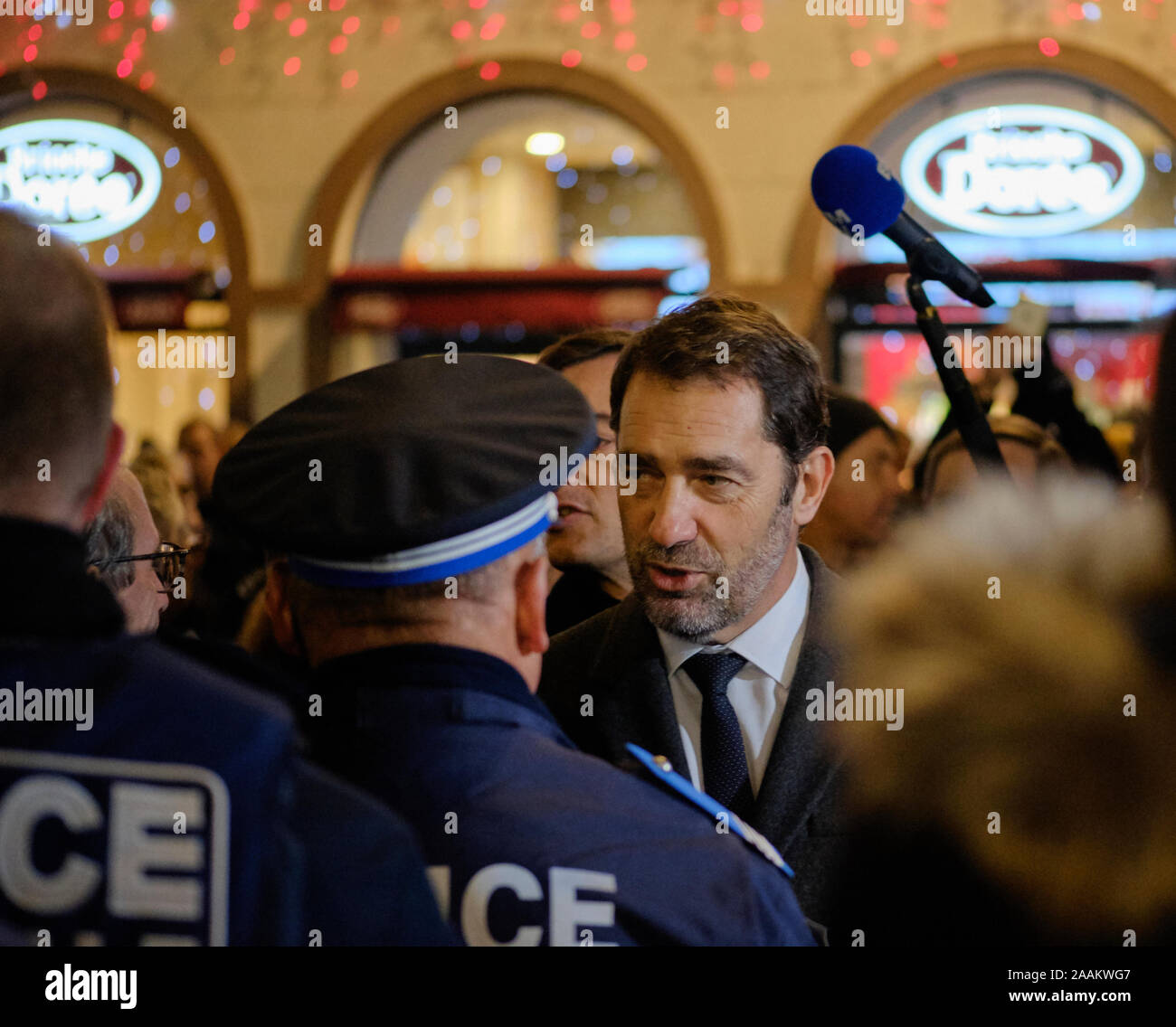 Straßburg, Frankreich. November 2019. Eröffnungstag der jährlichen Straßburger Weihnachtsmärkte, einer der ältesten in ganz Europa. Christophe Castaner, französischer Innenminister (Ministre de l'intérieur), besucht die verschiedenen Märkte und dankt den Sicherheitskräften für ihre Bemühungen, die Öffentlichkeit nach den Terroranschlägen aus dem vergangenen Jahr zu beruhigen. Der Markt bleibt bis zum 30. Dezember geöffnet. Stockfoto