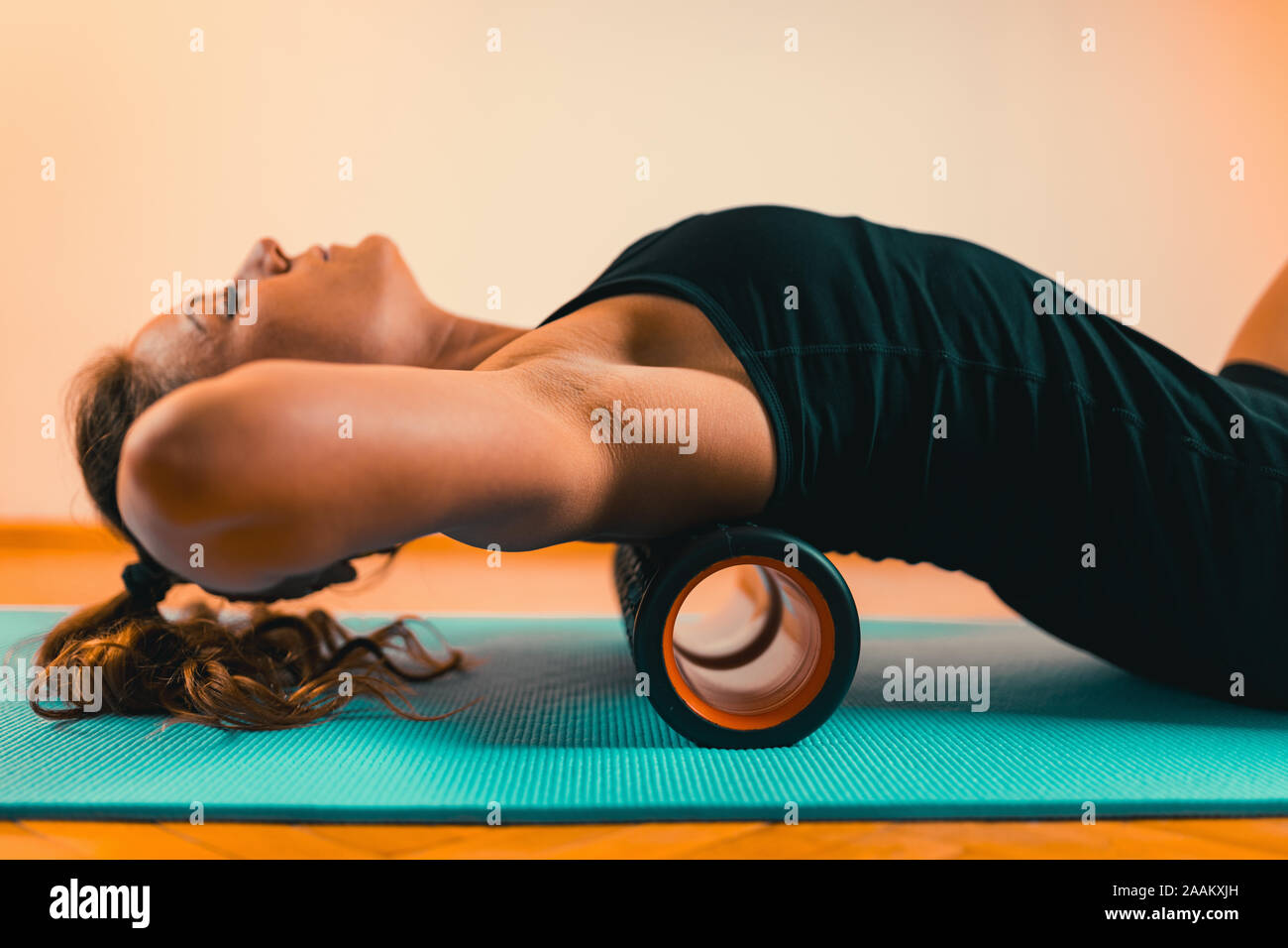 Weibliche Athleten, die mit der schaumstoffrolle. Stockfoto