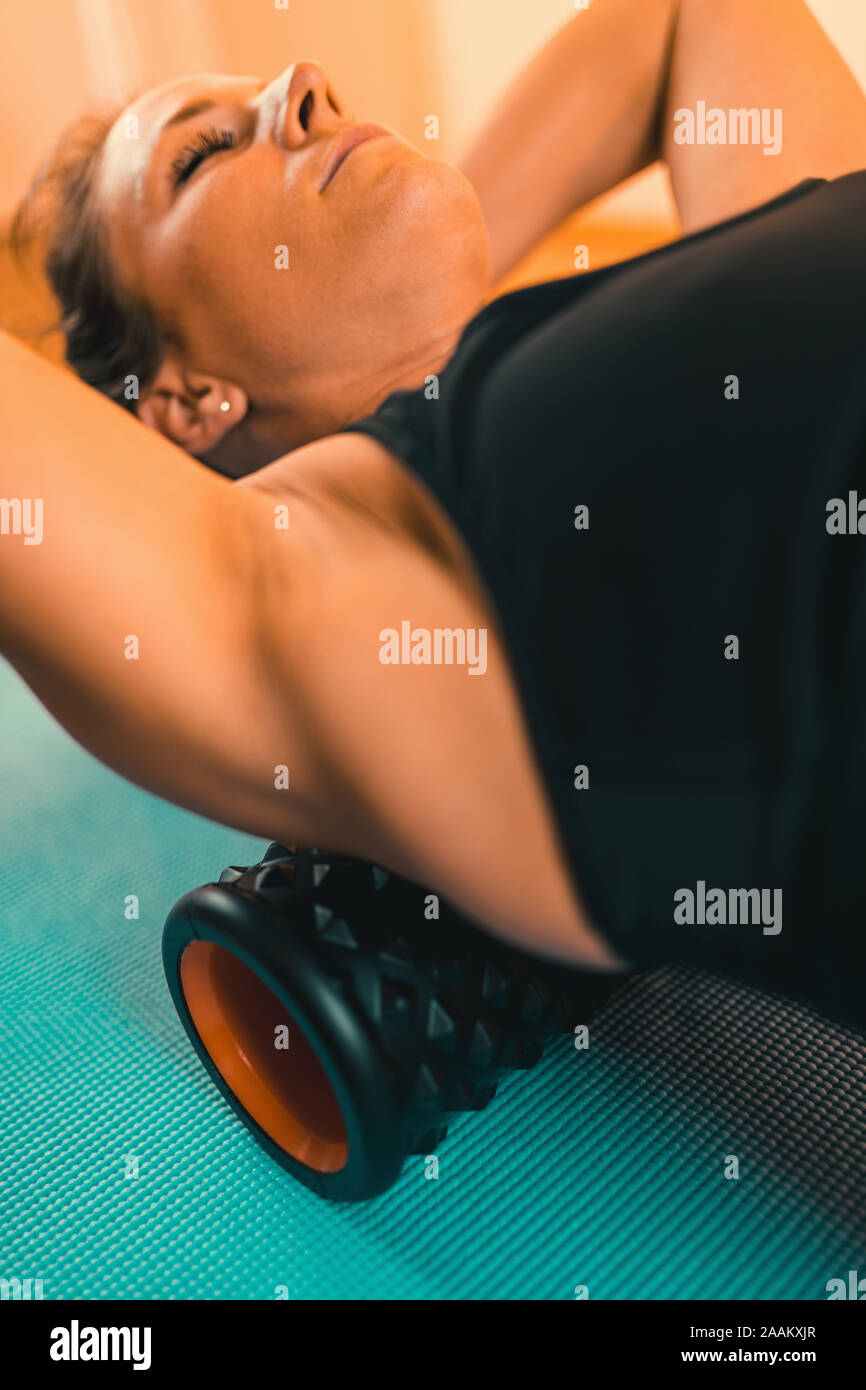 Weibliche Athleten, die mit der schaumstoffrolle. Stockfoto