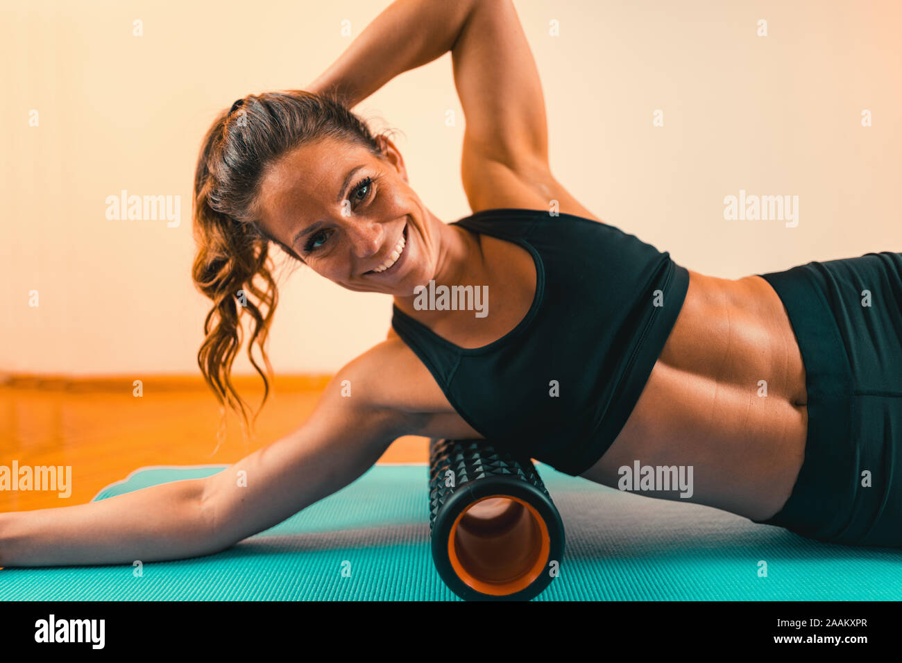 Zurück Massieren mit schaumstoffrolle. Stockfoto
