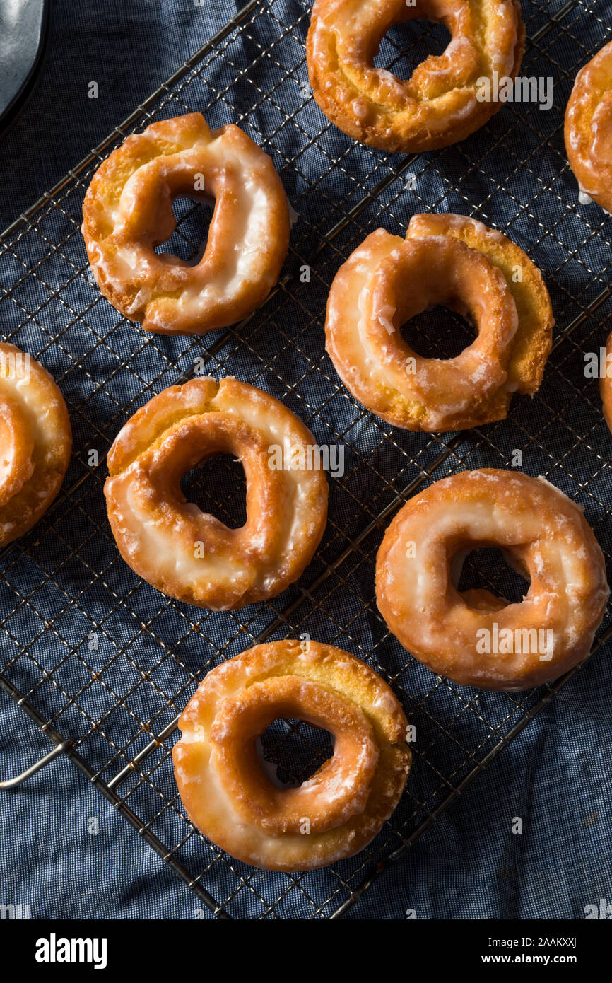 Hausgemachte Altmodische Donuts bereit zu Essen Stockfoto