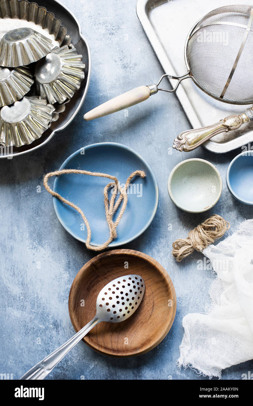 Noch immer leben Von vintage Geschirr, Schalen und Kuchen Dosen. Stockfoto
