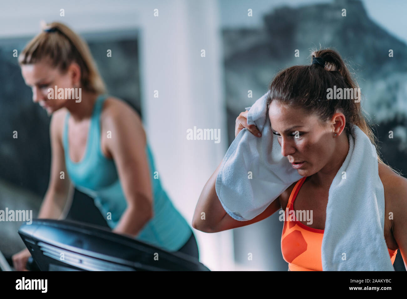 Frauen mit Laufband im modernen Fitnessraum. Stockfoto