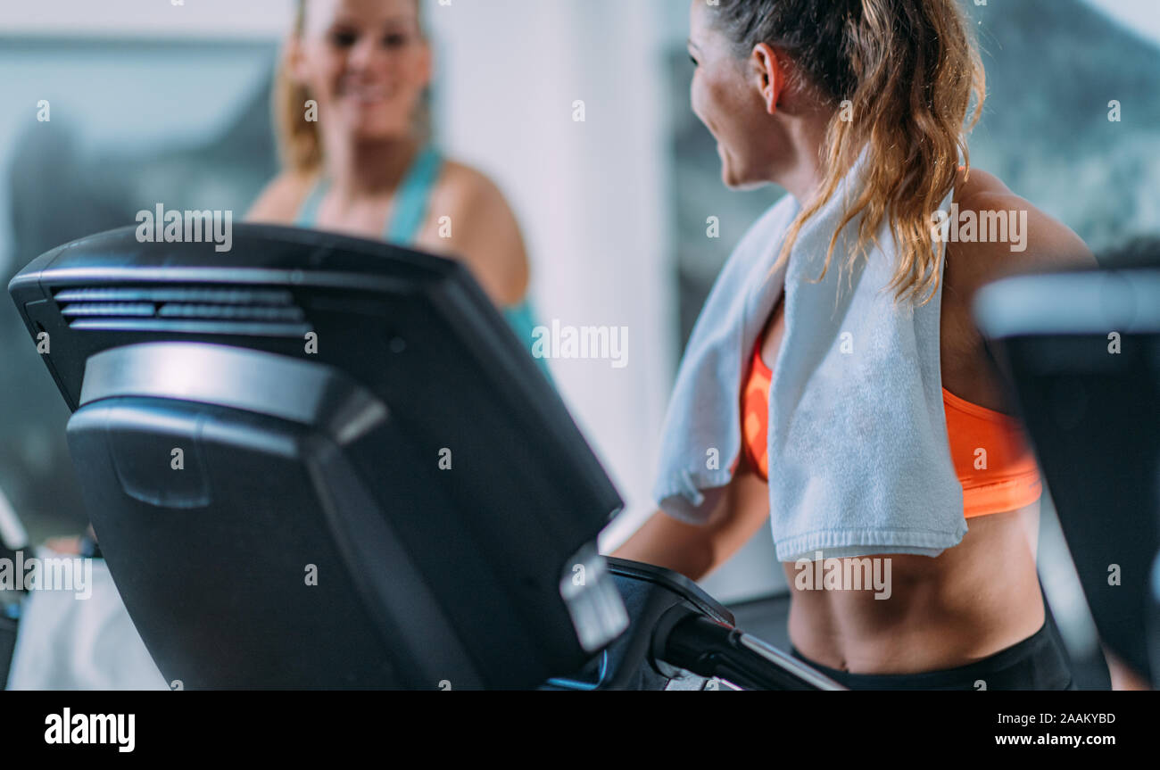 Frauen mit Laufband im modernen Fitnessraum. Stockfoto