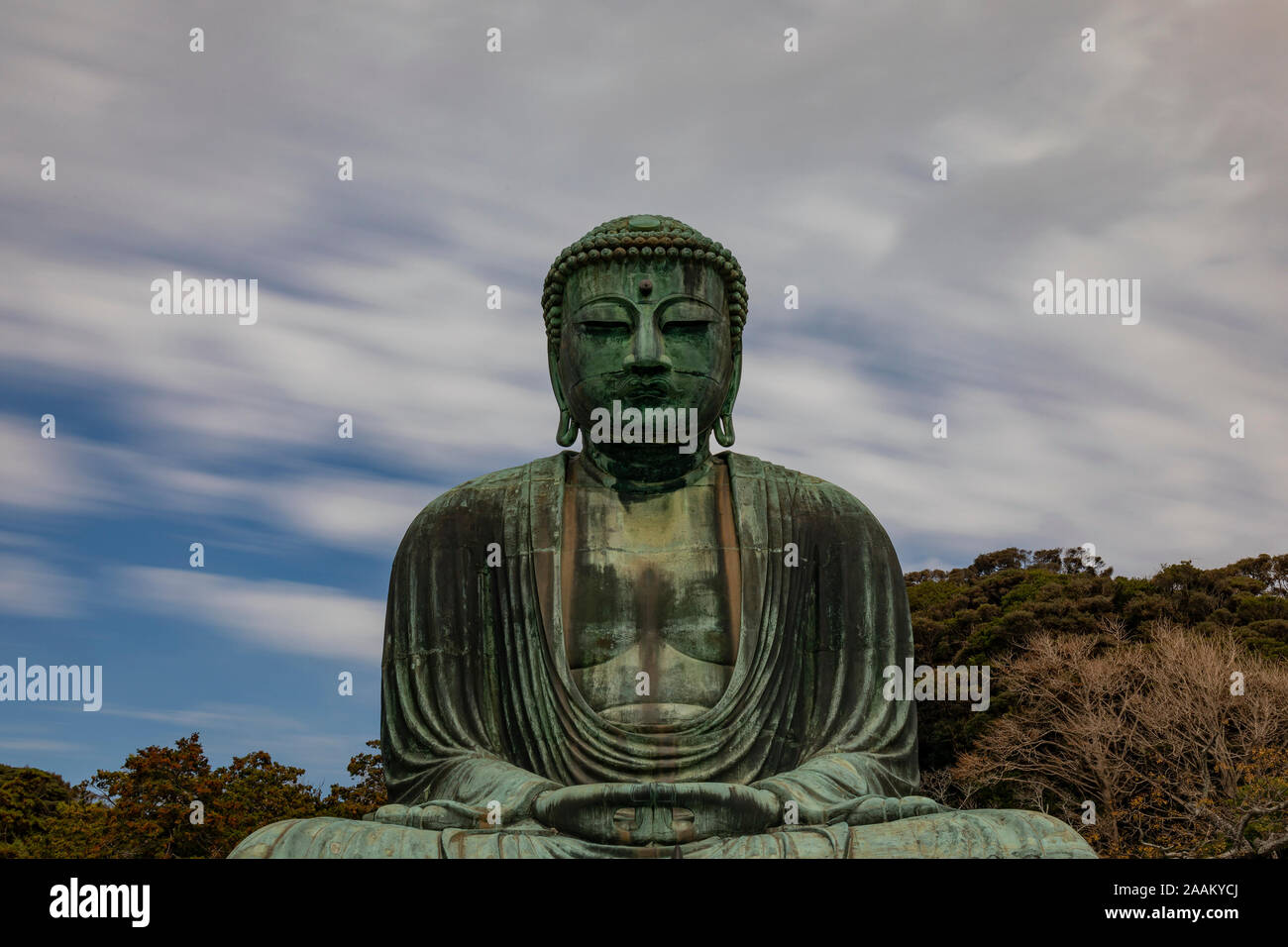 Kamakura, Japan - November 1., 2018: Cloud Bewegung über die riesige Buddha Statue am Kotokuin Tempel in Kamakura, Japan Stockfoto