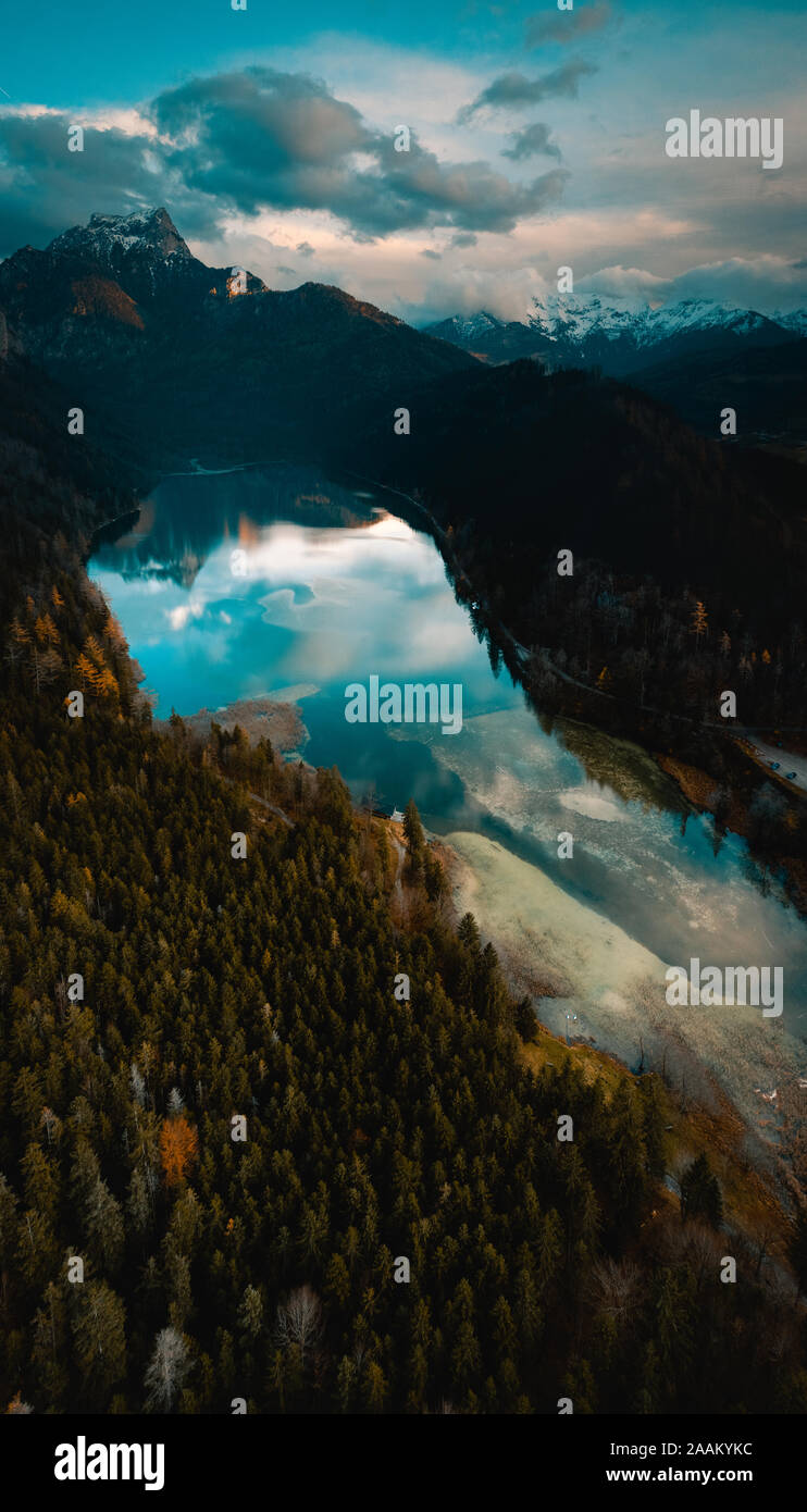 Berg- und Seenlandschaft mit Reflexion im Herbst am leopoldsteiner siehe Stockfoto