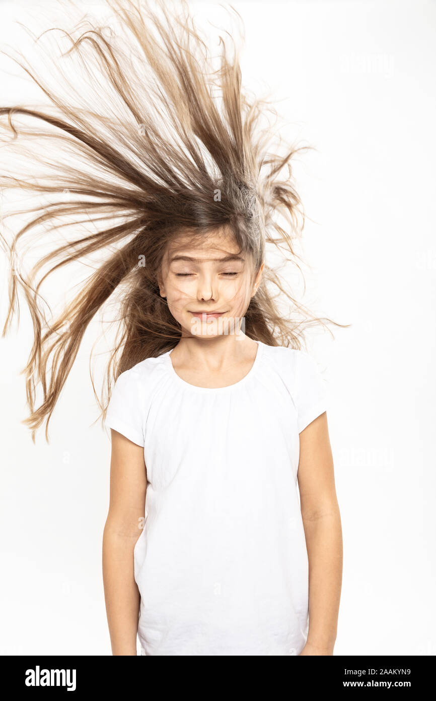 Mädchen mit fliegenden Haare, weisser Hintergrund Stockfoto