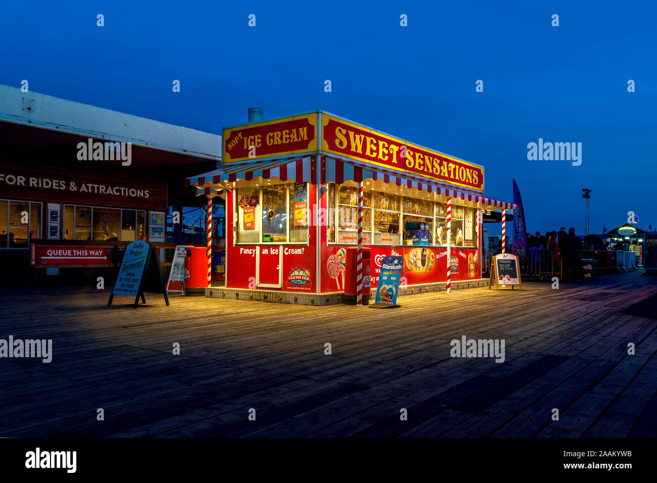 Bunte Nacht Ansicht Ansicht des Eis und Süßwaren shop auf Clacton Pier, Clacton-on-Sea. Stockfoto