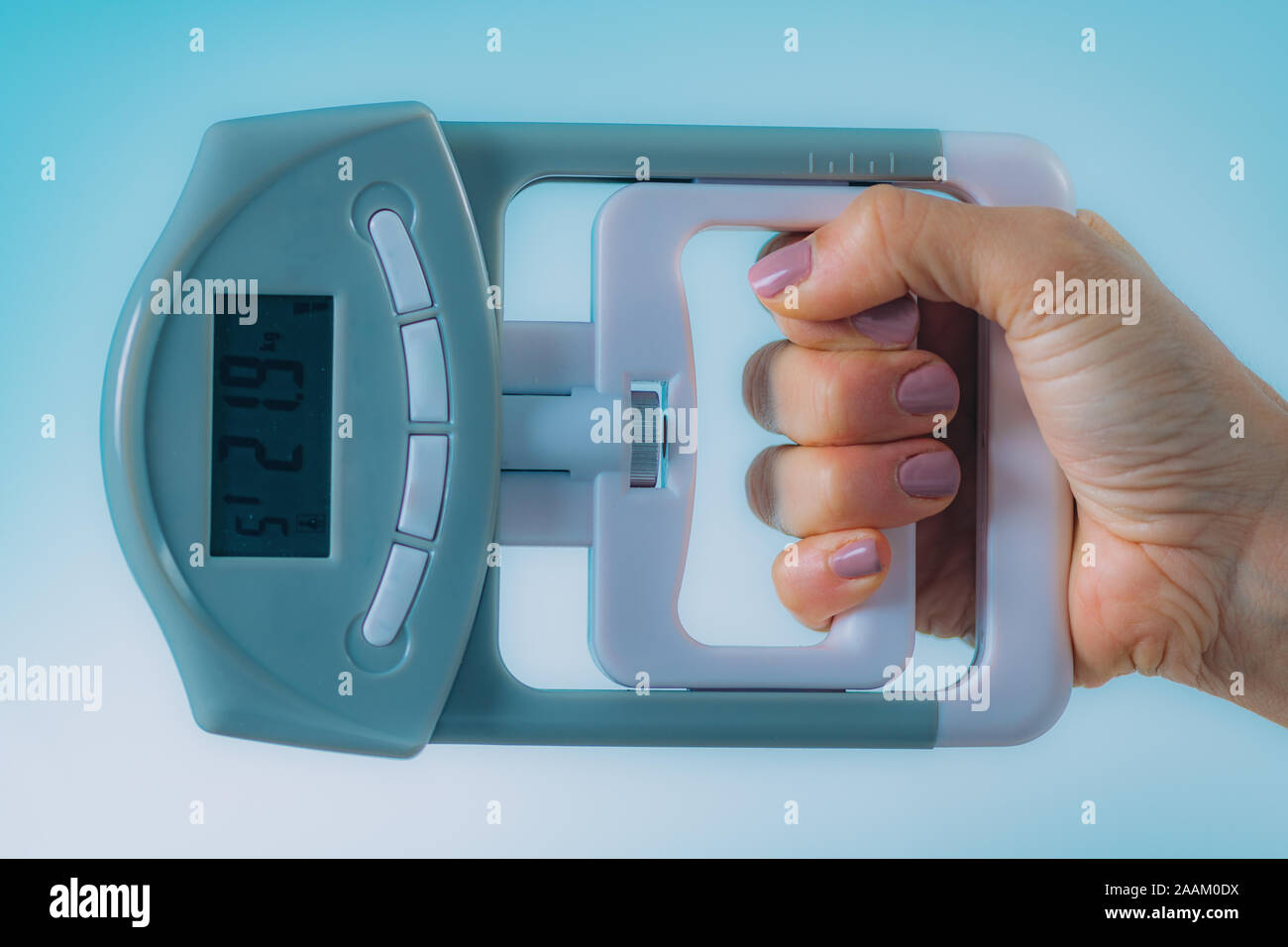 Frau mit digitalen hand grip Dynamometer. Stockfoto