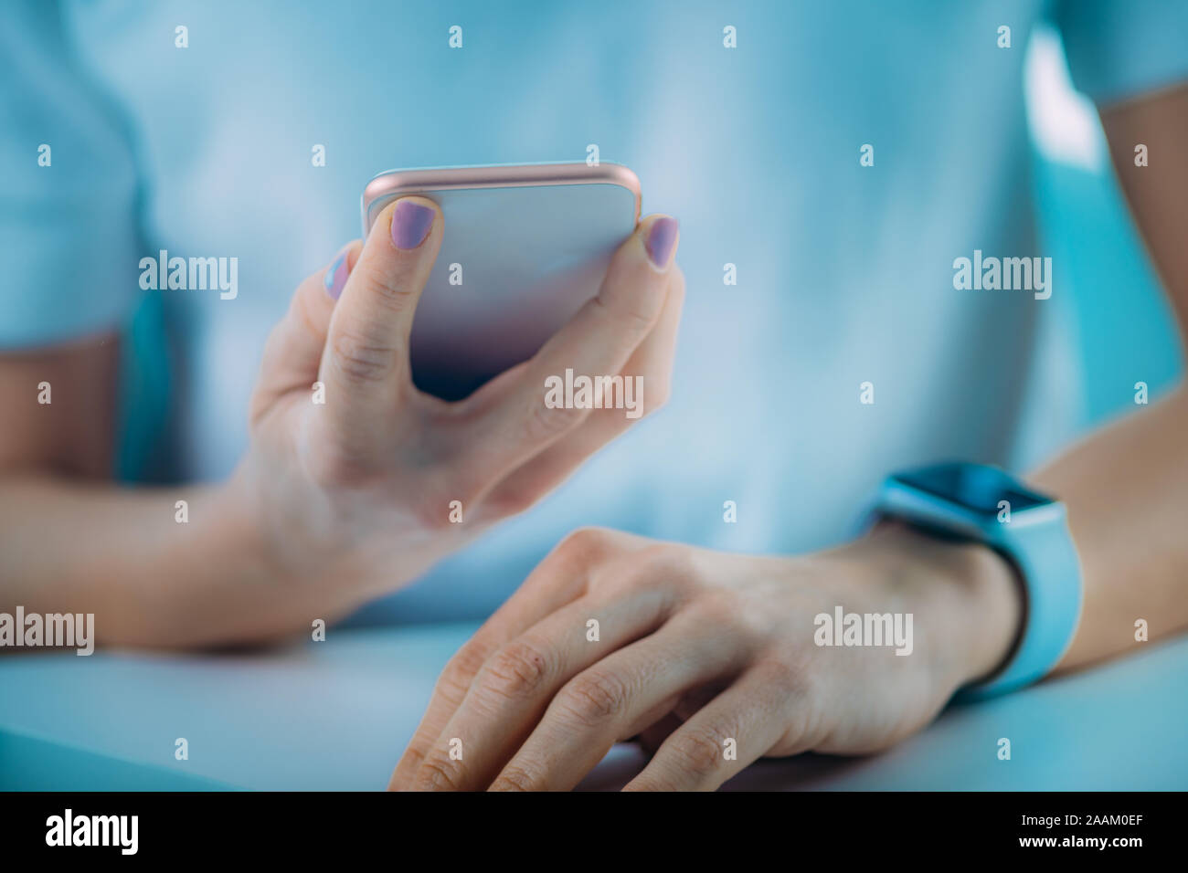 Frau Messen der Herzfrequenz mittels Smart Phone und smart Watch. Stockfoto