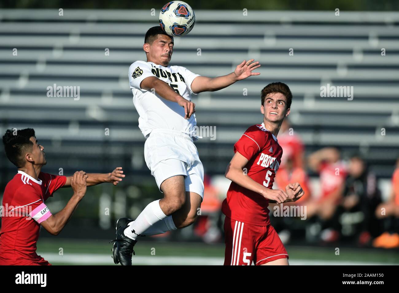 Spieler steigen über den Rasen und zwei Gegner einen Kopf auszuführen. USA. Stockfoto