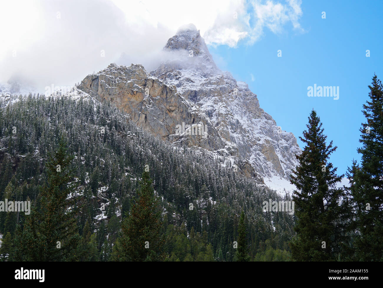 Die Wolken hängen über die Gipfel und Wälder des Tetons nach ein Herbststurm, aber Sie sind die Art und Weise zu den blauen Himmel. Stockfoto