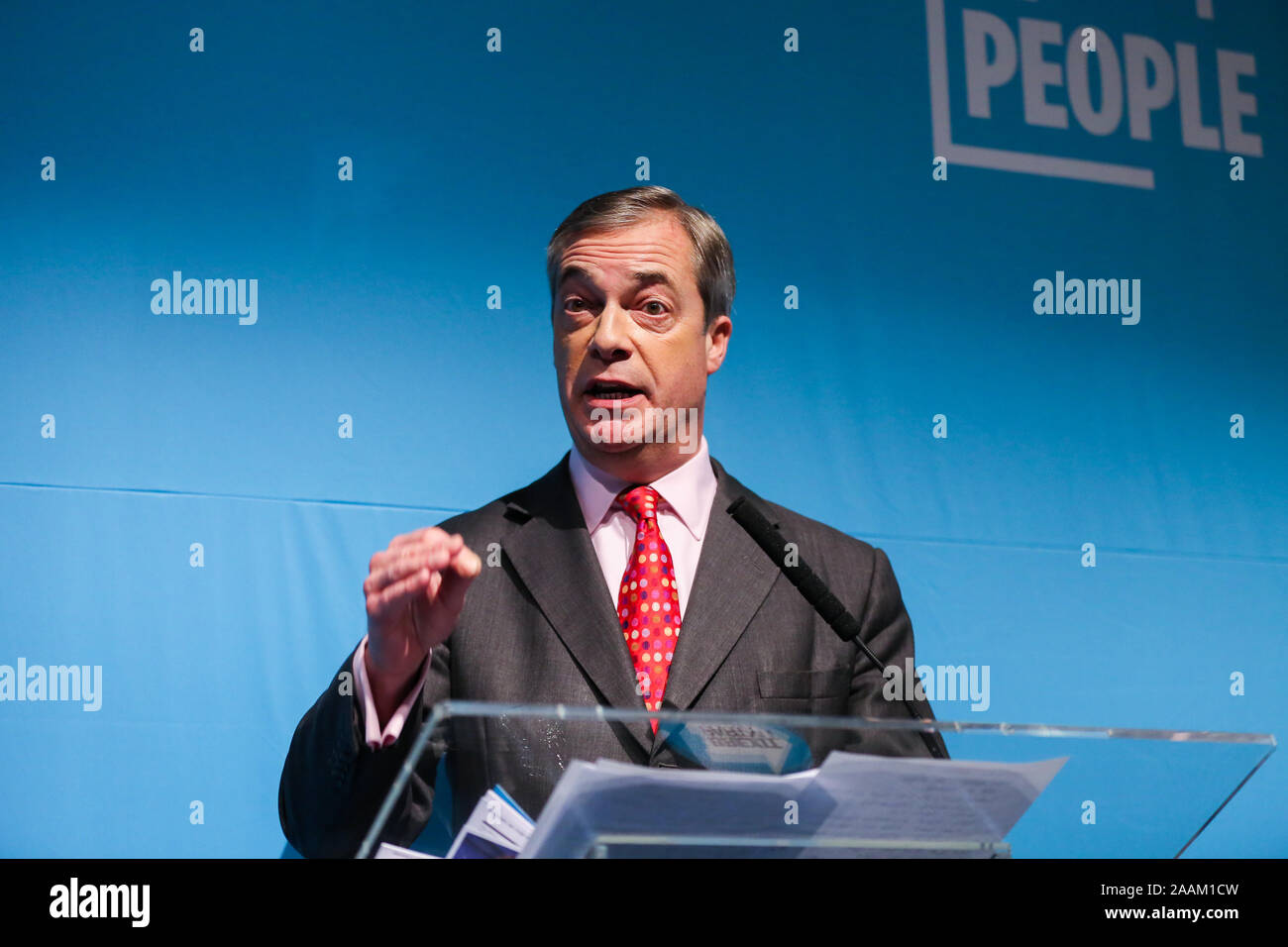 Brexit-Chef Nigel Farage spricht während der Einführung der Wahl"-Vertrag der Partei" in London. Stockfoto