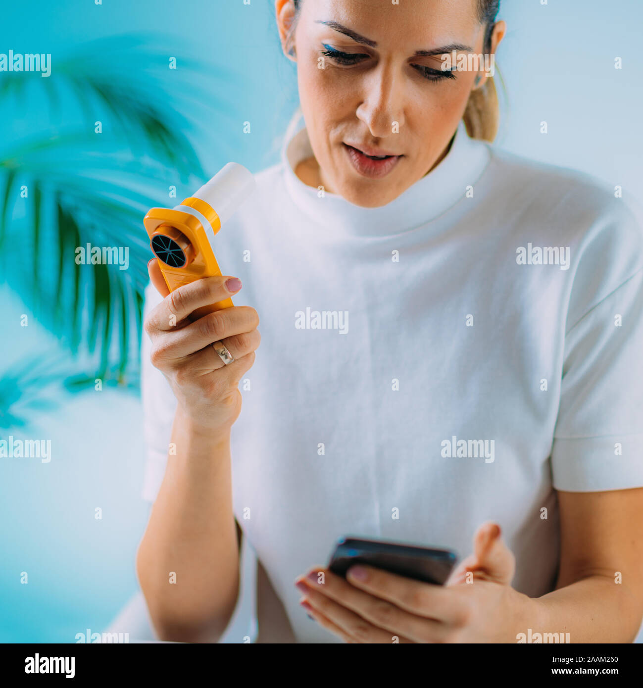 Frau mit spirometer, Messung der Lungenfunktion und Kraft exspiratorisches Volumen. Stockfoto