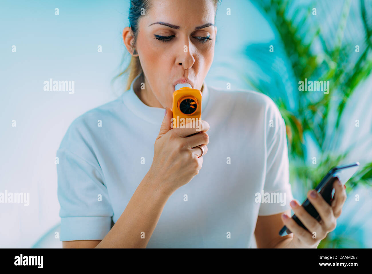Frau mit tragbaren spirometer und ein Smart Phone App. Stockfoto